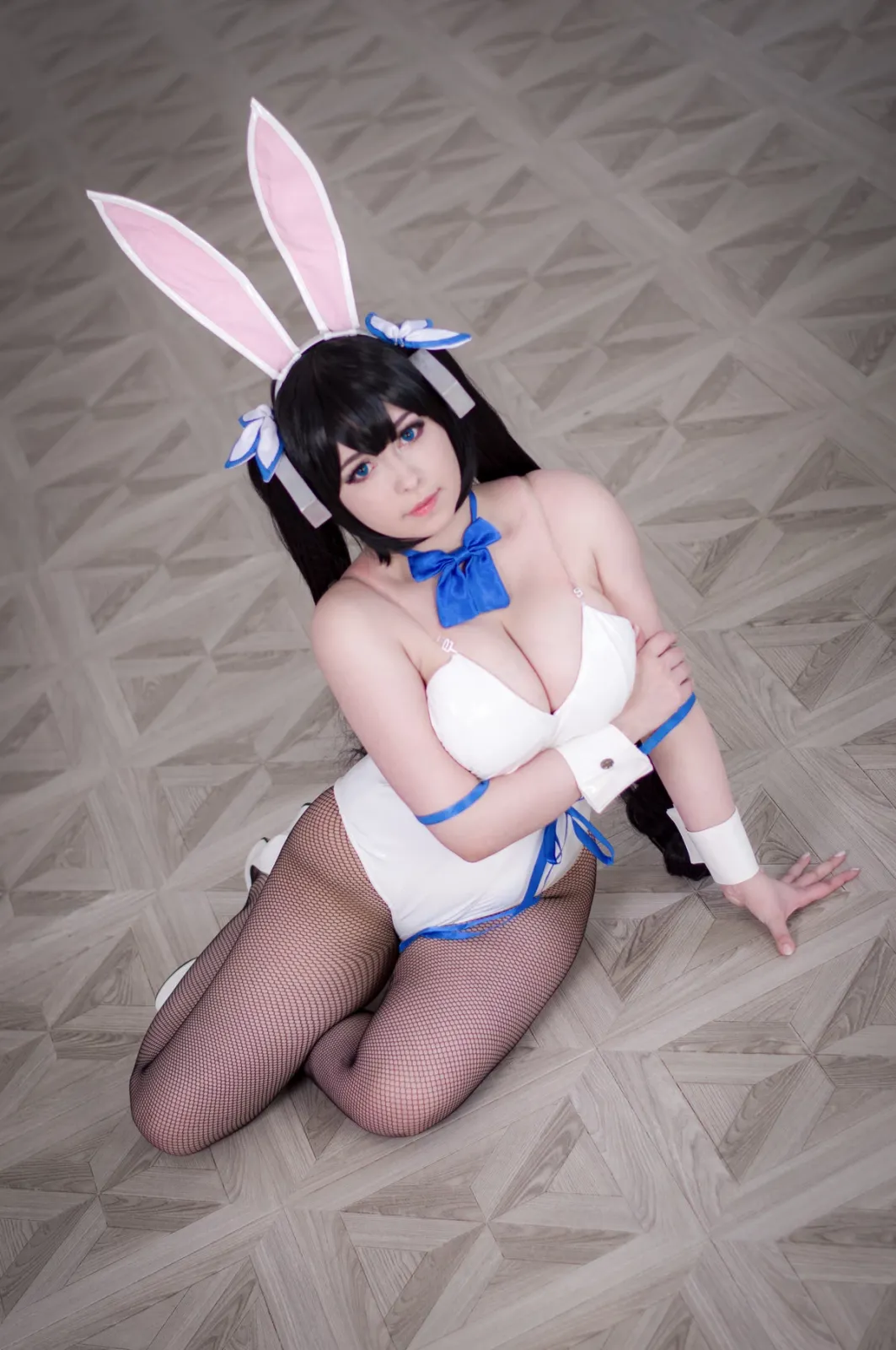 俄罗斯Coser美女Yoshinobi-Hestia Bunny主题兔女郎装扮白色高叉连体衣配黑丝网袜诱惑写真 [45P]