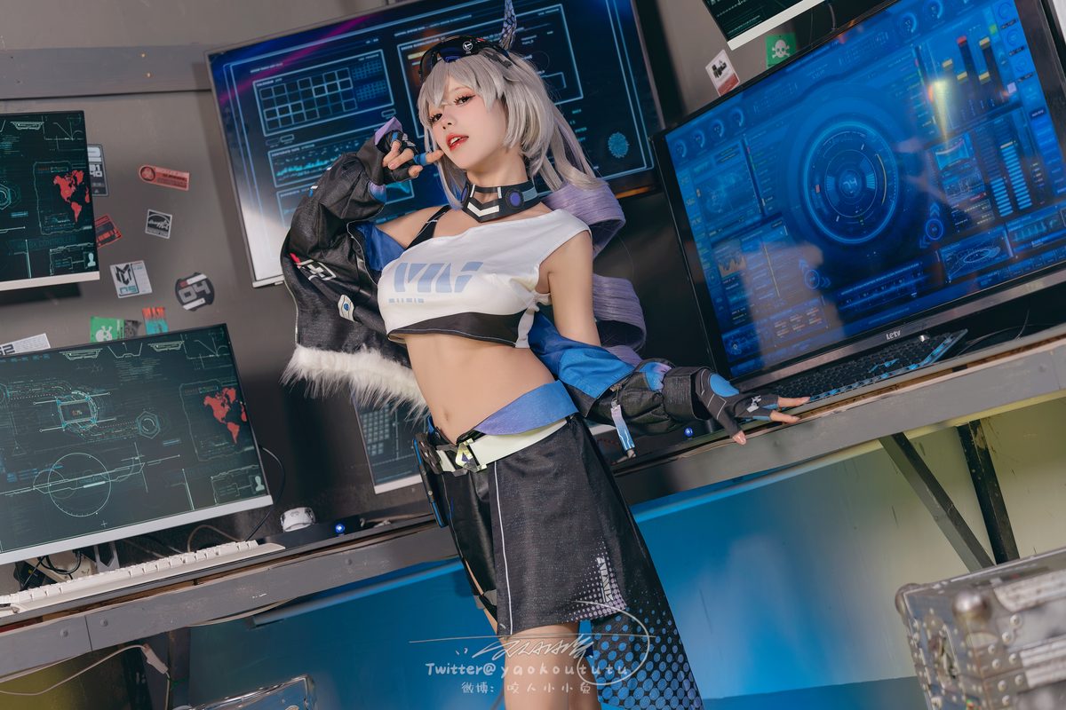 Coser@黏黏团子兔 – 崩铁·银狼Gentleman