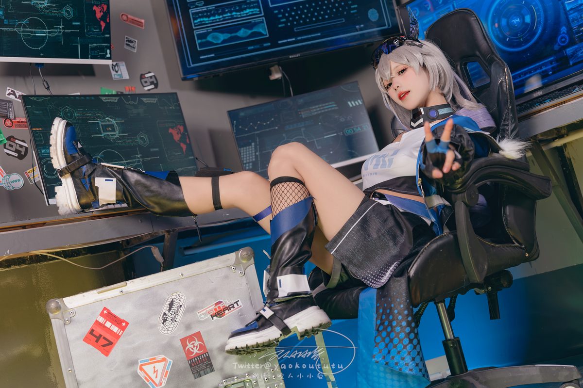 Coser@黏黏团子兔 – 崩铁·银狼Gentleman