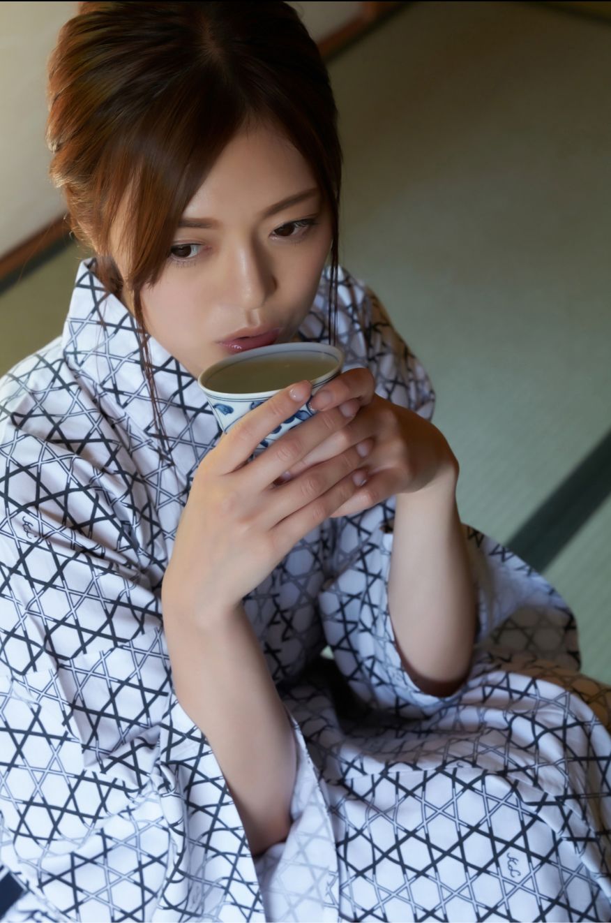 七瀬いおり オフィシャルグラビア写真集 こう見えて私、脱いだらスゴいんです [60P]