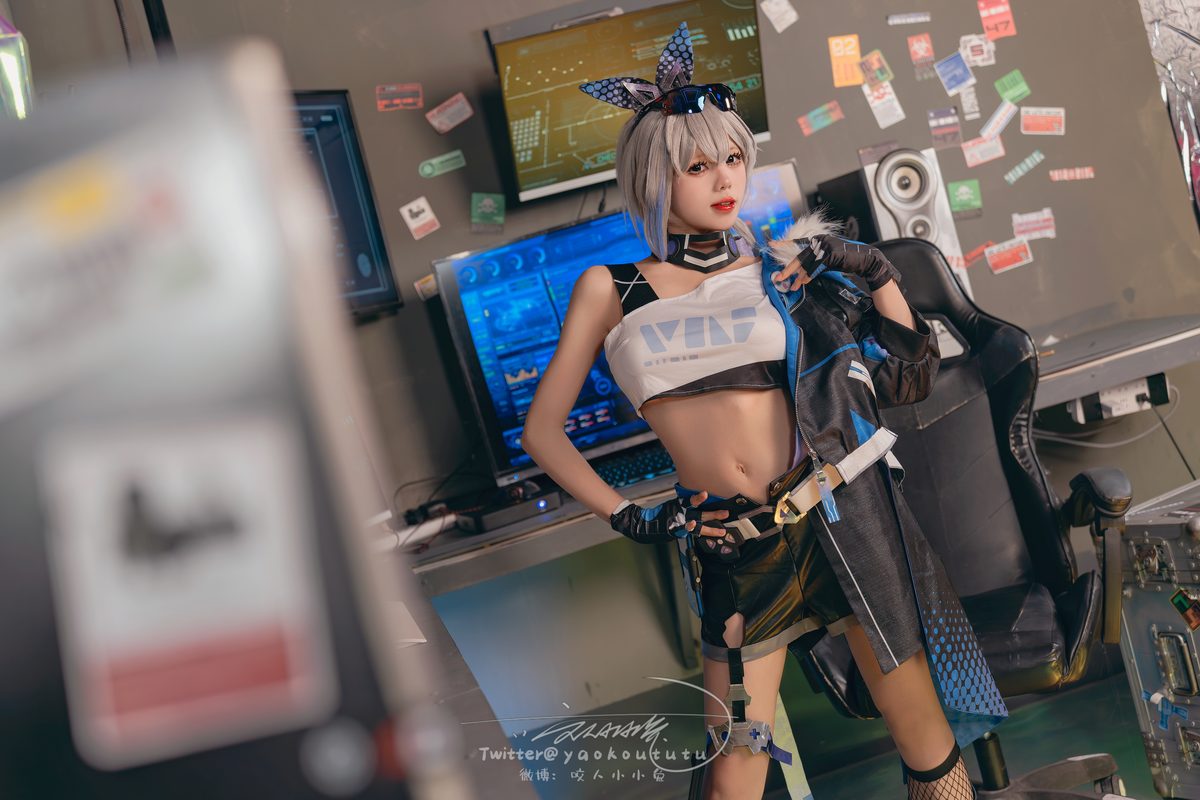 Coser@黏黏团子兔 – 崩铁·银狼Gentleman