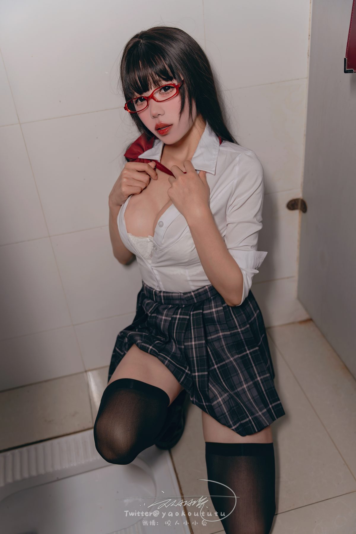 Coser@黏黏团子兔 – 电车惊魂 And 期待