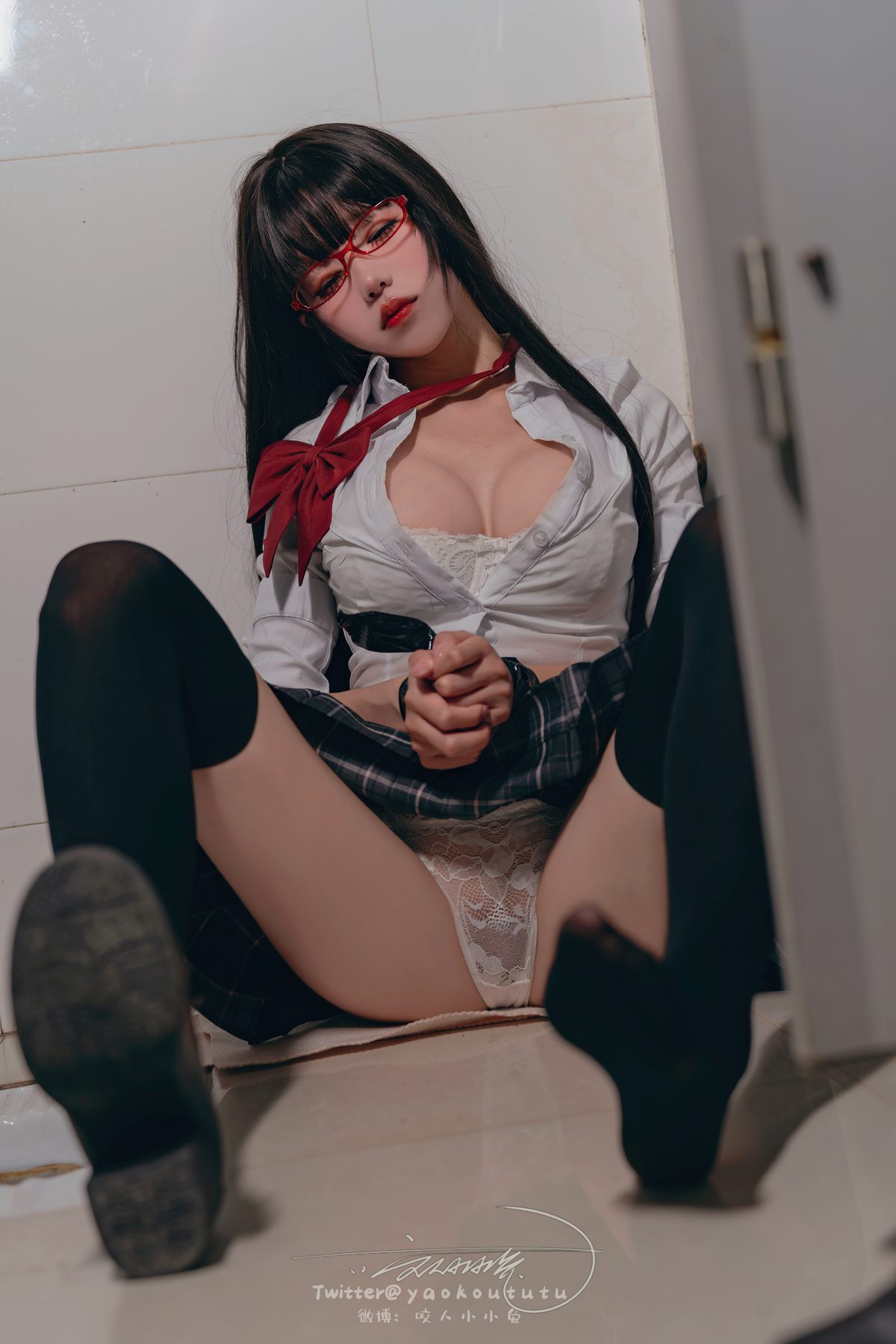 Coser@黏黏团子兔 – 电车惊魂 And 期待