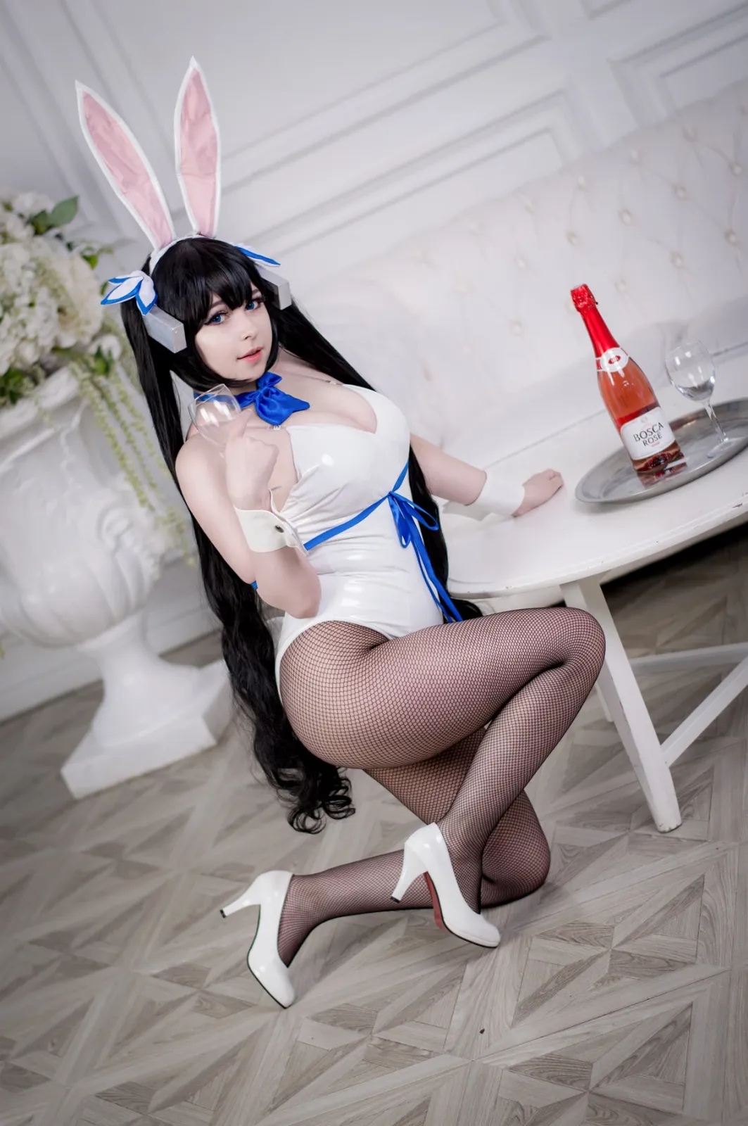 俄罗斯Coser美女Yoshinobi-Hestia Bunny主题兔女郎装扮白色高叉连体衣配黑丝网袜诱惑写真 [45P]