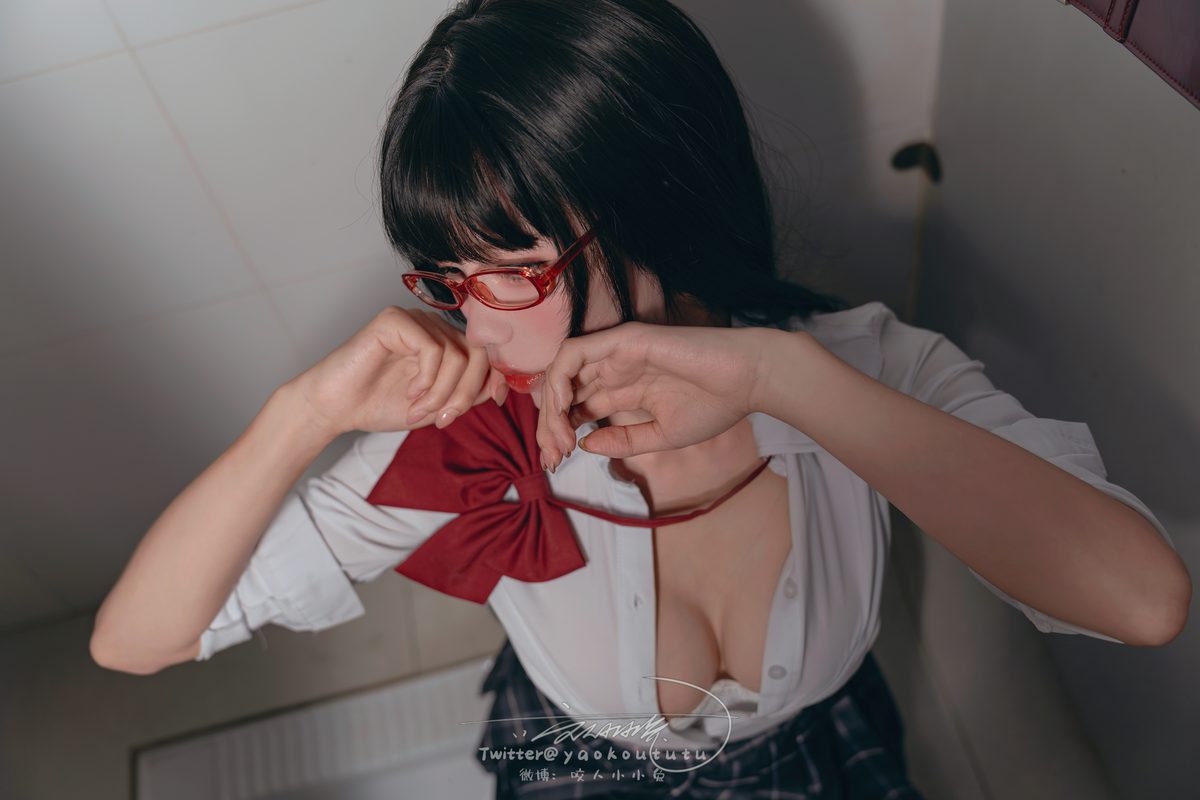 Coser@黏黏团子兔 – 电车惊魂 And 期待