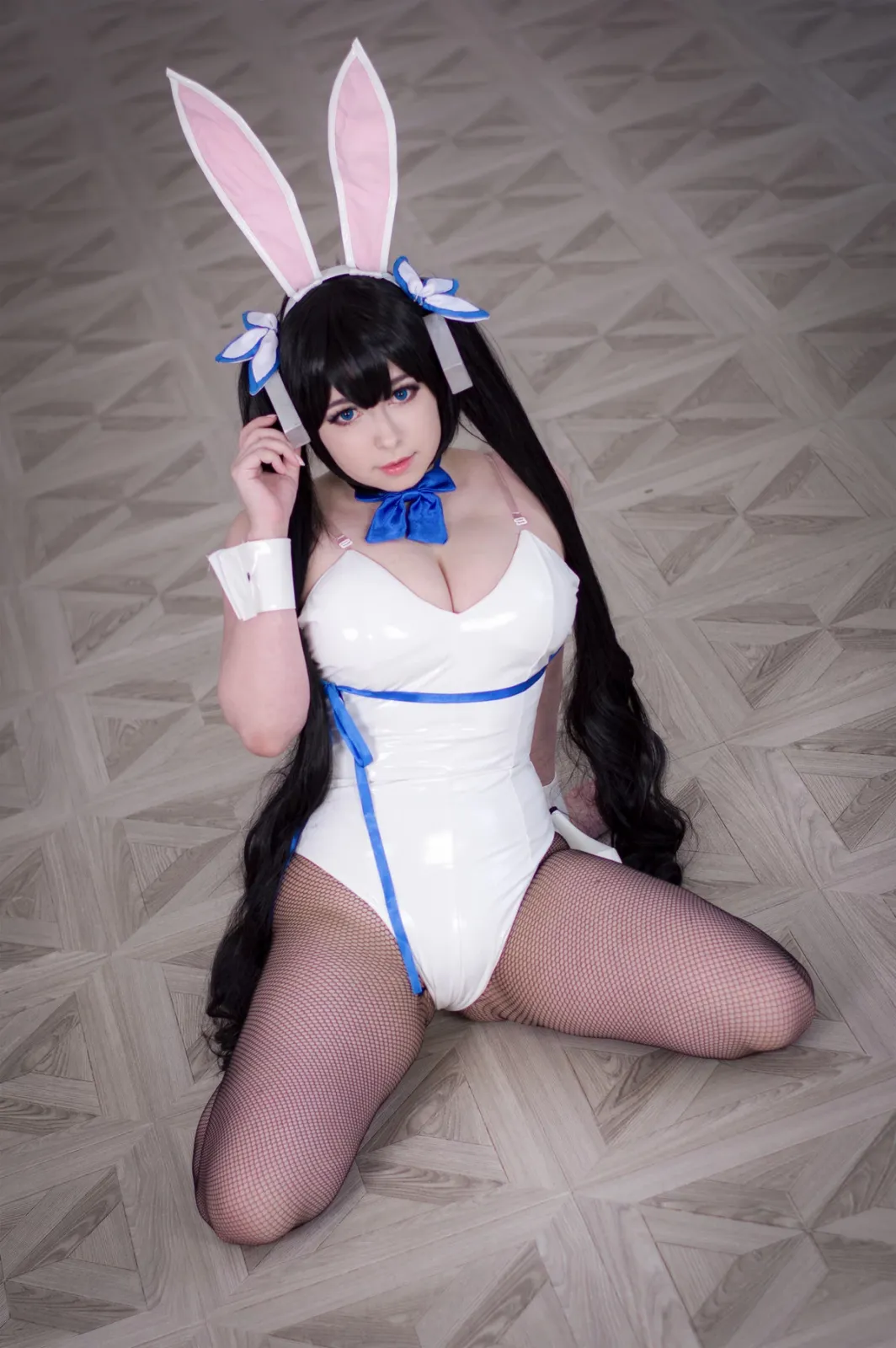 俄罗斯Coser美女Yoshinobi-Hestia Bunny主题兔女郎装扮白色高叉连体衣配黑丝网袜诱惑写真 [45P]