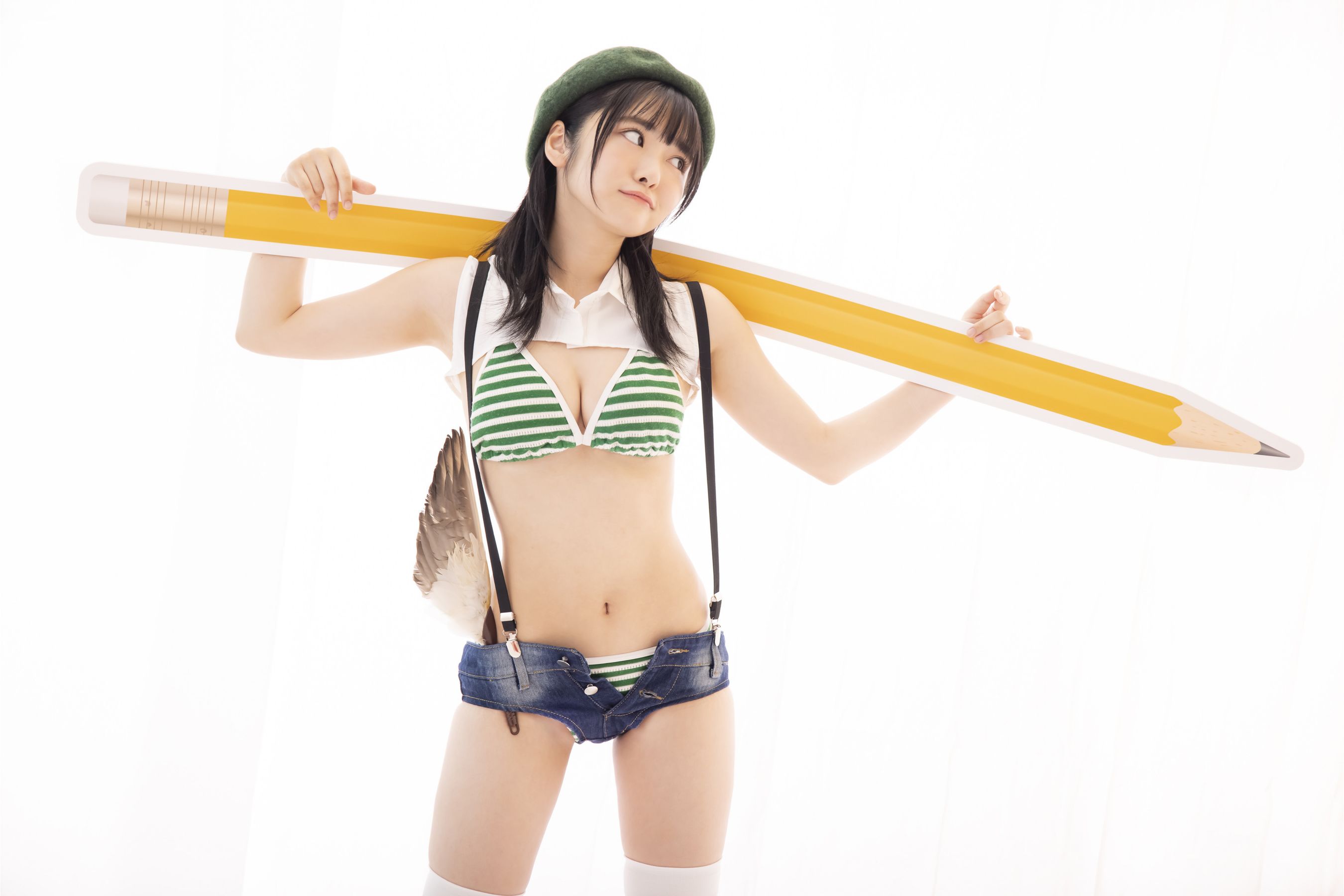 岡田彩夢 デジタル写真集 キミとキャンバスライフ [49P]