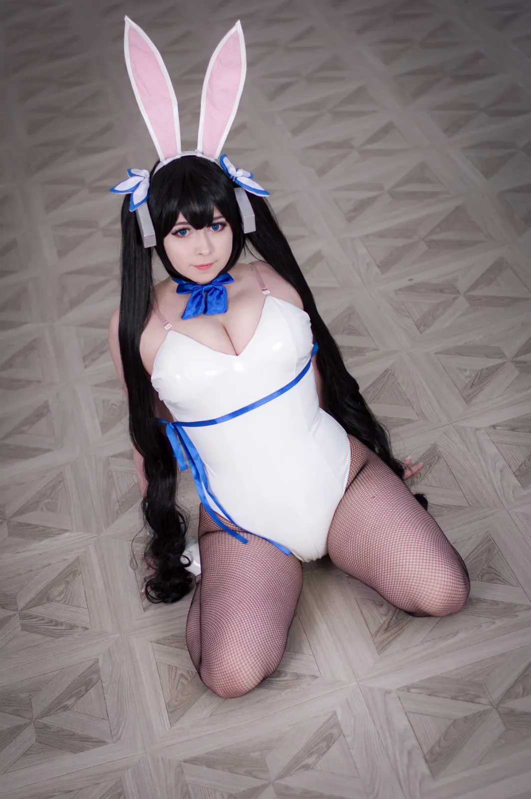 俄罗斯Coser美女Yoshinobi-Hestia Bunny主题兔女郎装扮白色高叉连体衣配黑丝网袜诱惑写真 [45P]