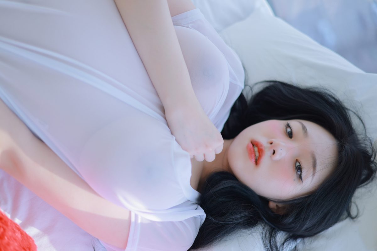 Naked – Yeon Woo 연우 Part1