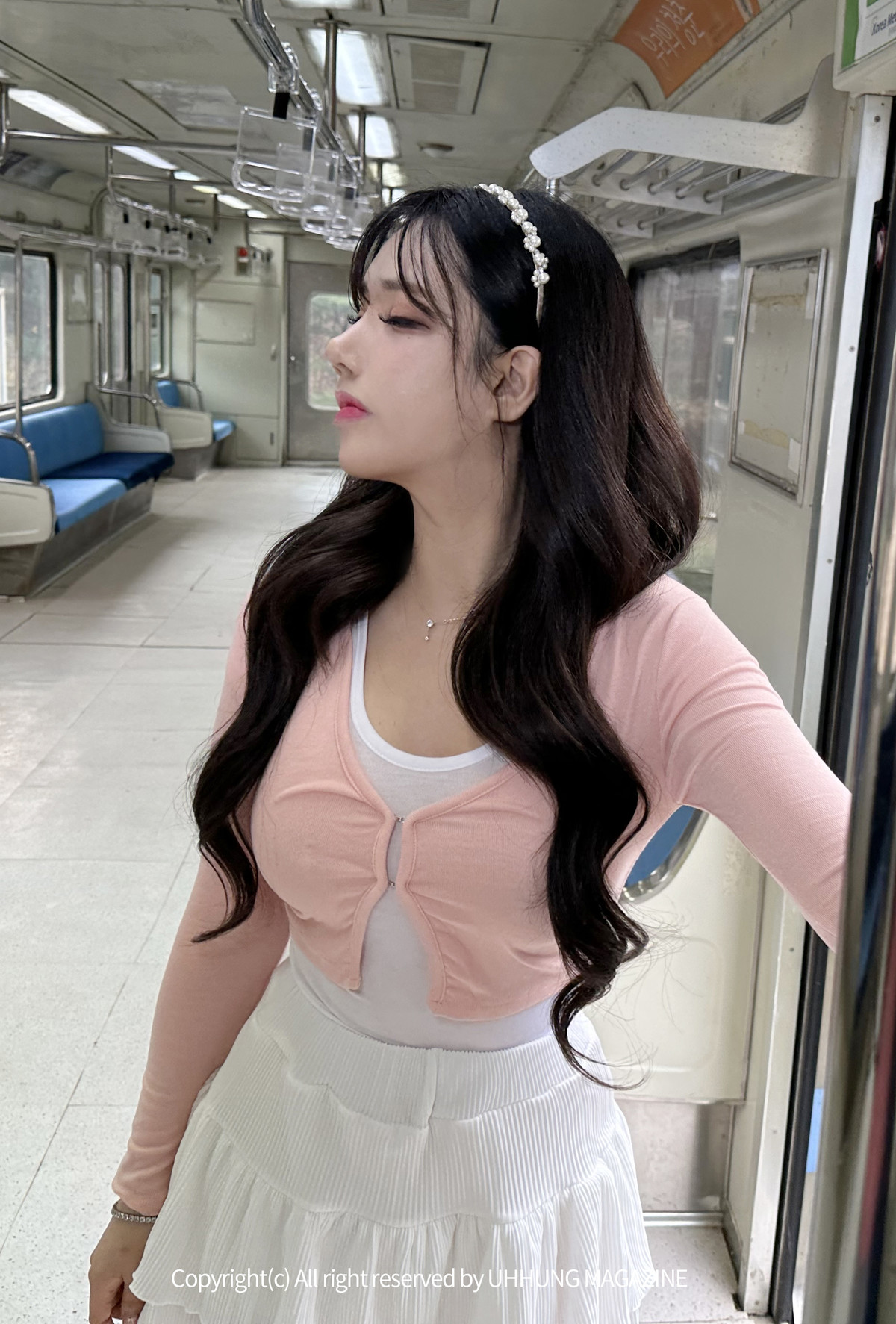 Hani 하니, UHHUNG Magazine “The Girlfriend on The Subway” Set.01