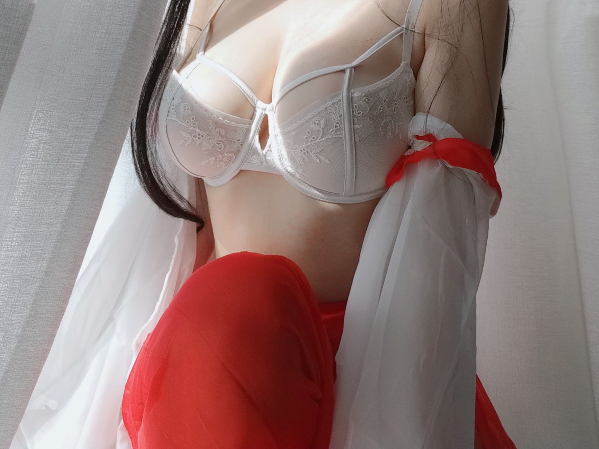 Coser@小仓千代w Vol.008 有点不对劲的巫女