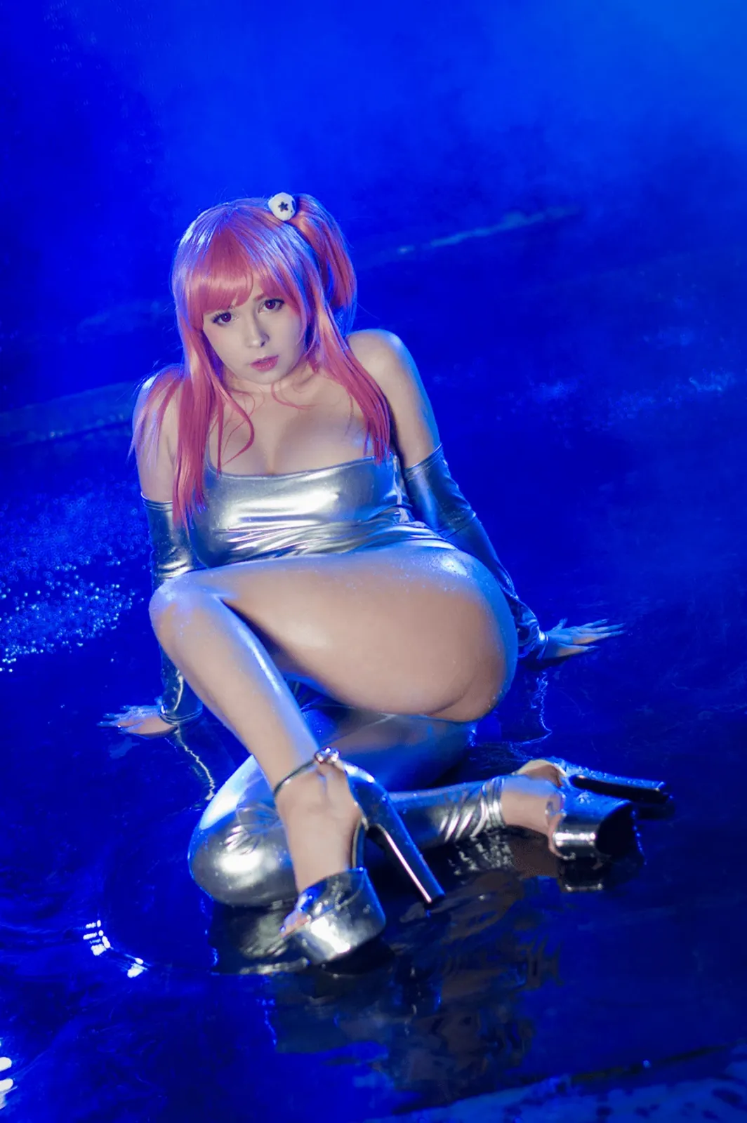 俄罗斯Coser美女Yoshinobi-Honoka Silver Rain主题性感银色紧身连体衣秀丰满身材诱惑写真