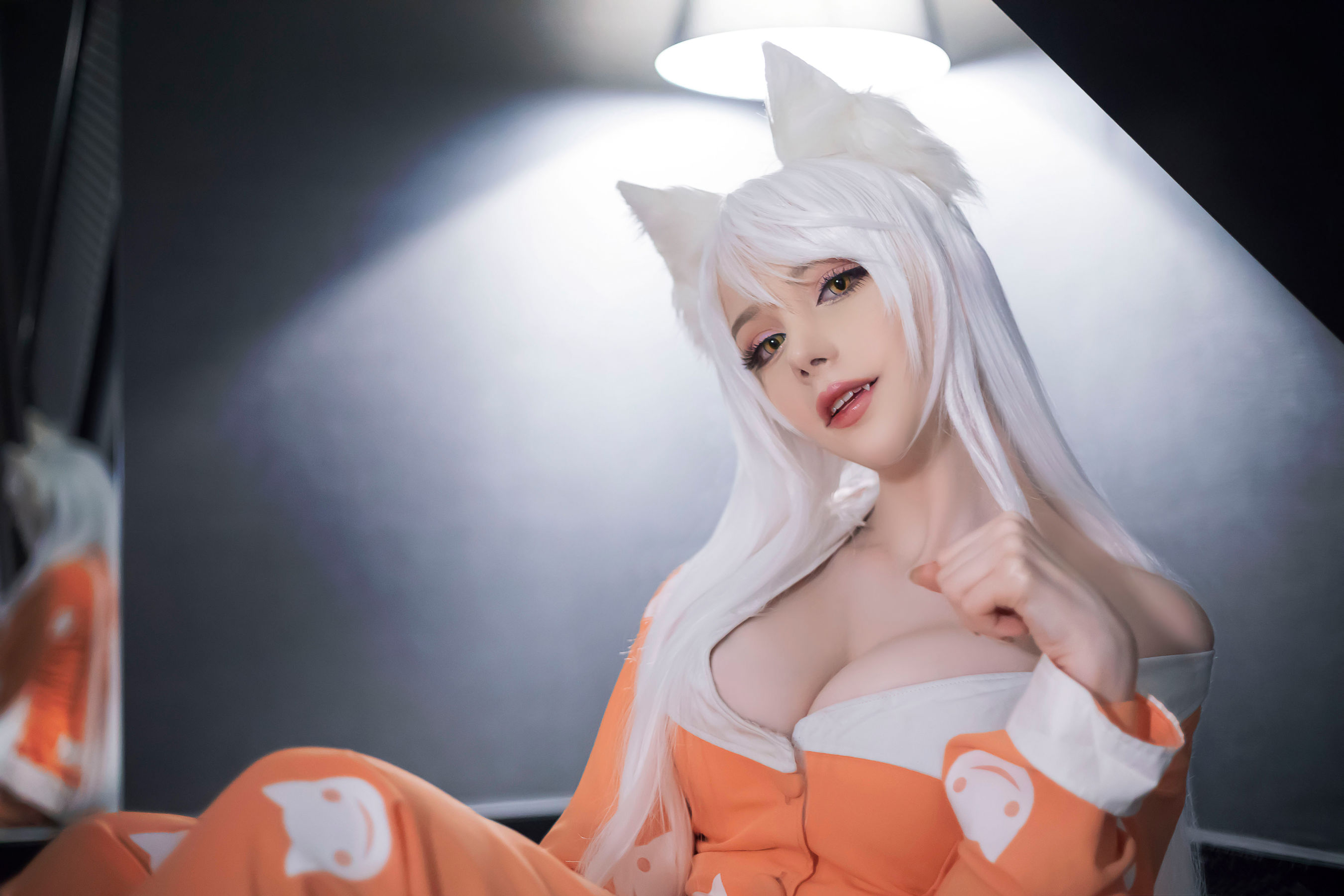 [COS福利] 国外美女SayaTheFox - 白毛狐狸