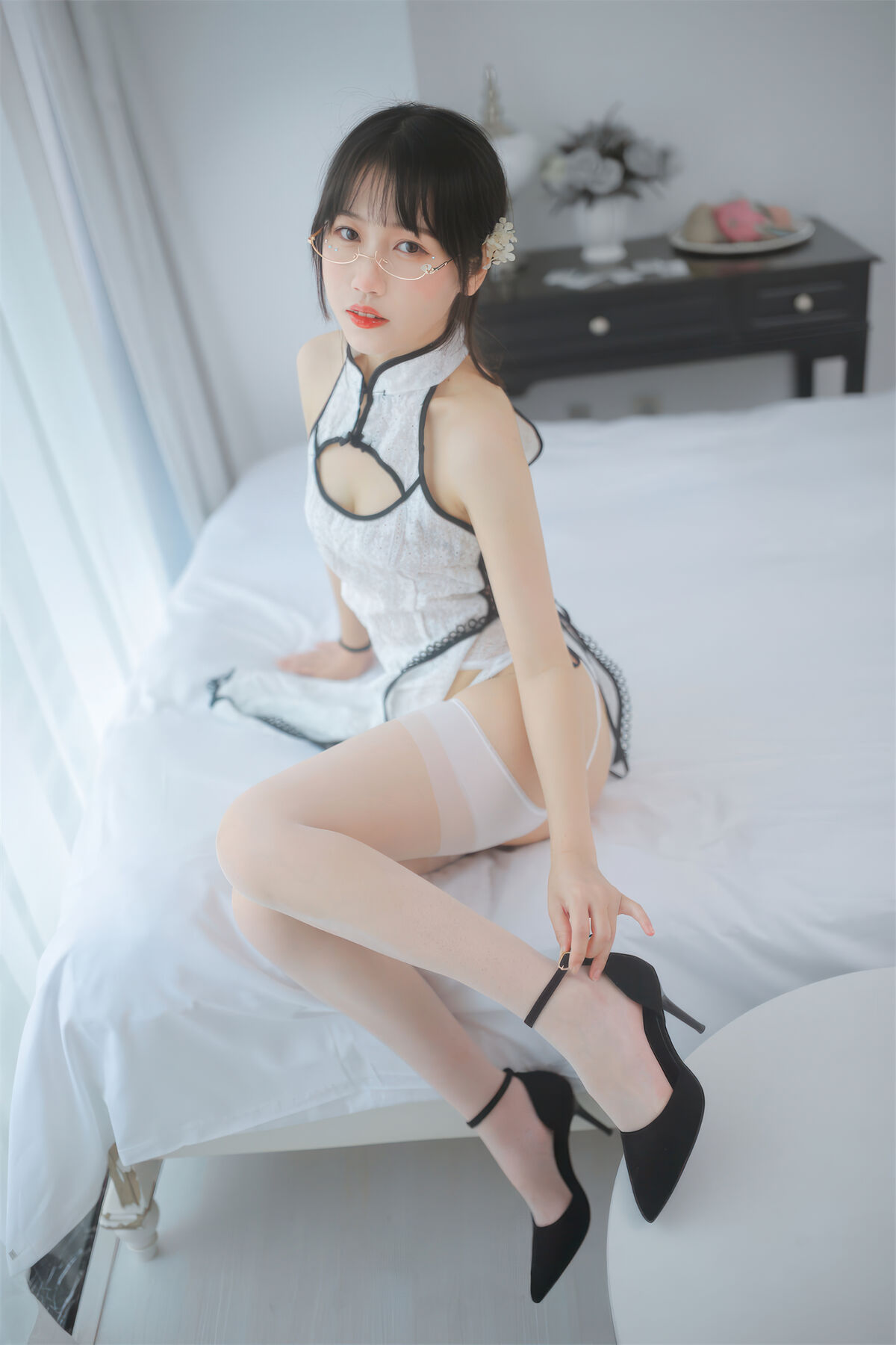 Coser@不呆猫 – 人妻白旗袍