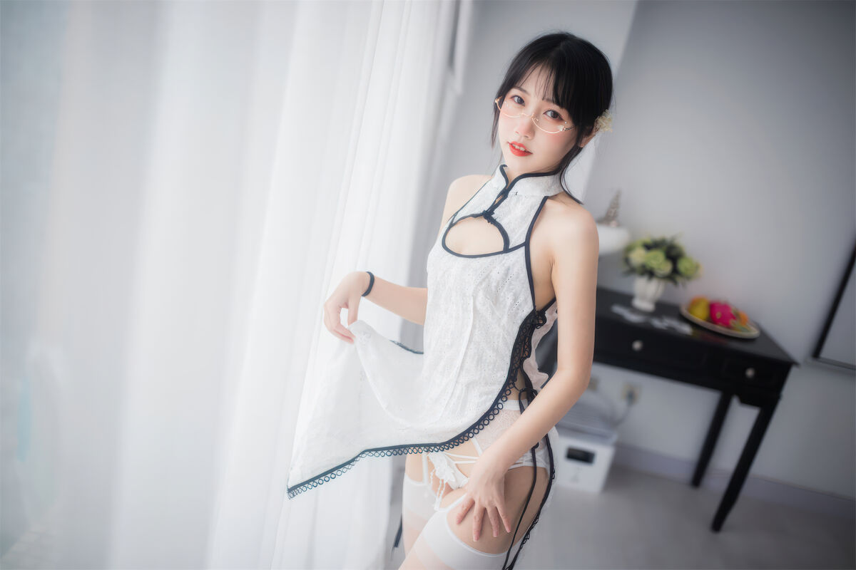 Coser@不呆猫 – 人妻白旗袍