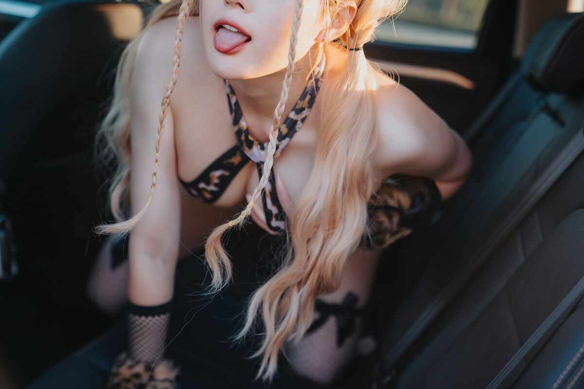 Coser@Natsuko夏夏子 – 豹纹X车