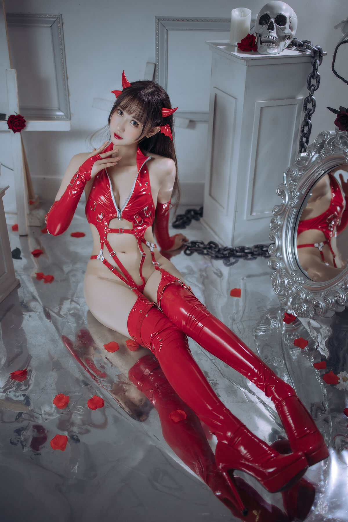 Coser@羽生三未 – 红色胶衣小恶魔