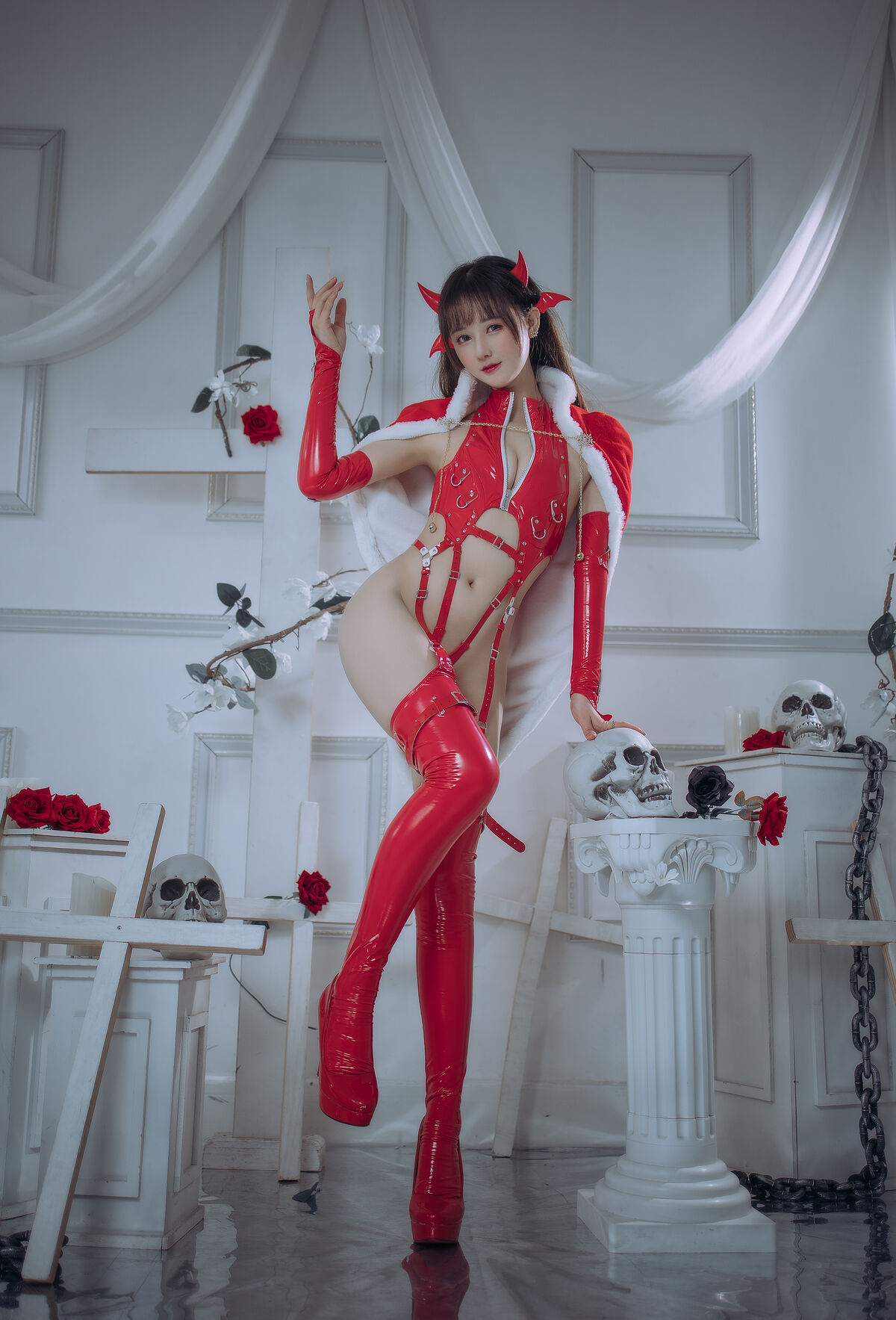 Coser@羽生三未 – 红色胶衣小恶魔