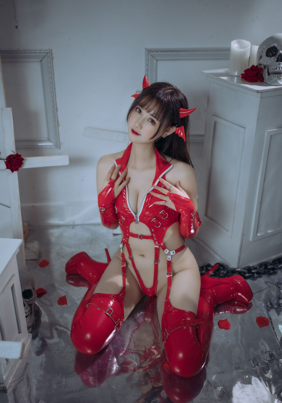 Coser@羽生三未 – 红色胶衣小恶魔