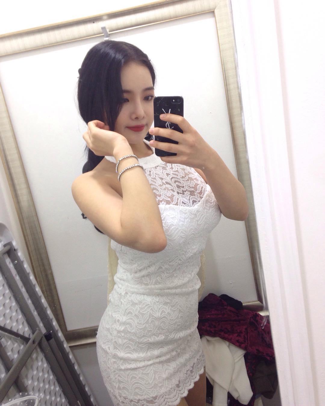 Jeee622 Huge Boobs Body Picture and Photo