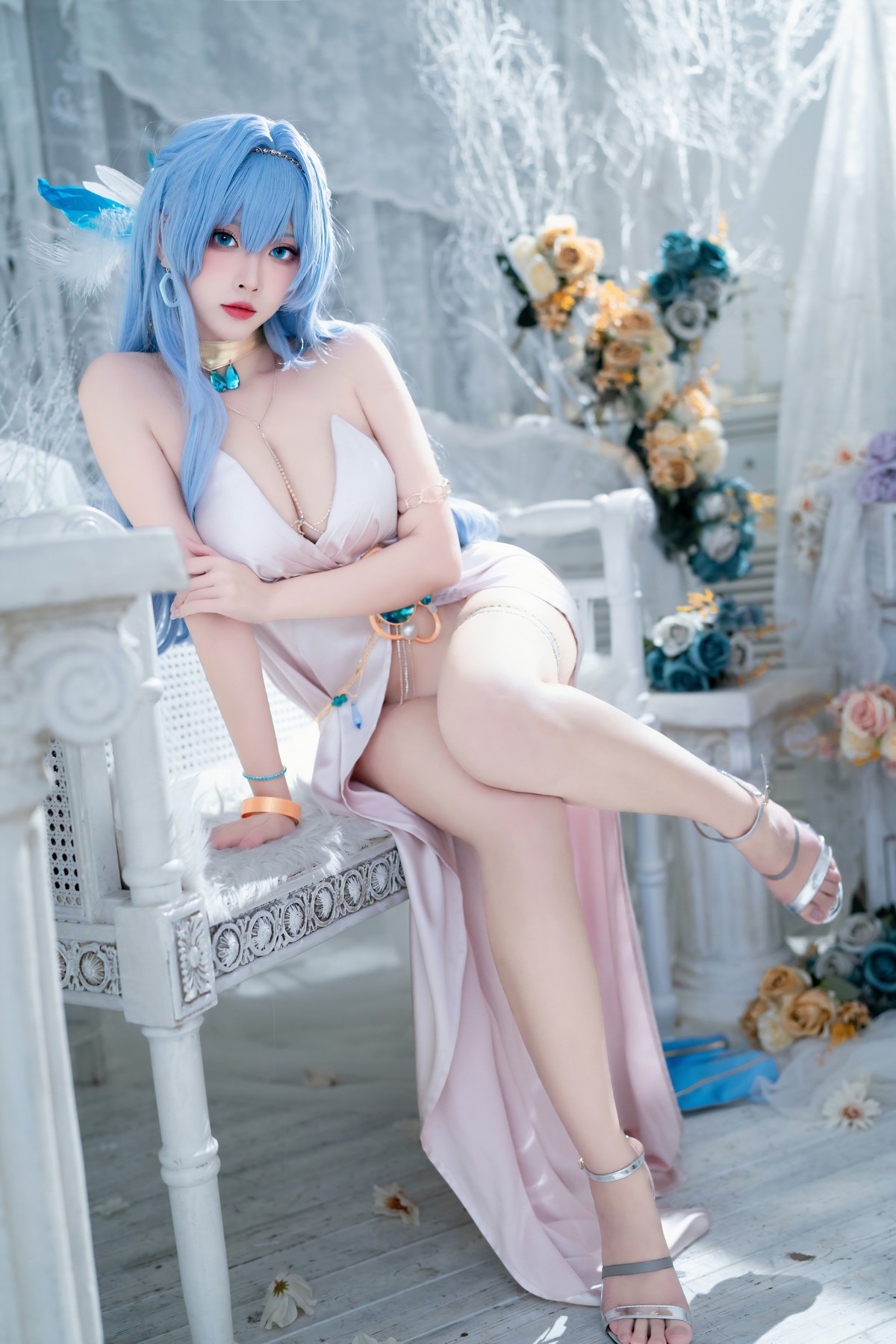 Cosplay 宮本桜 Nikke胜利女神 海伦娜礼服