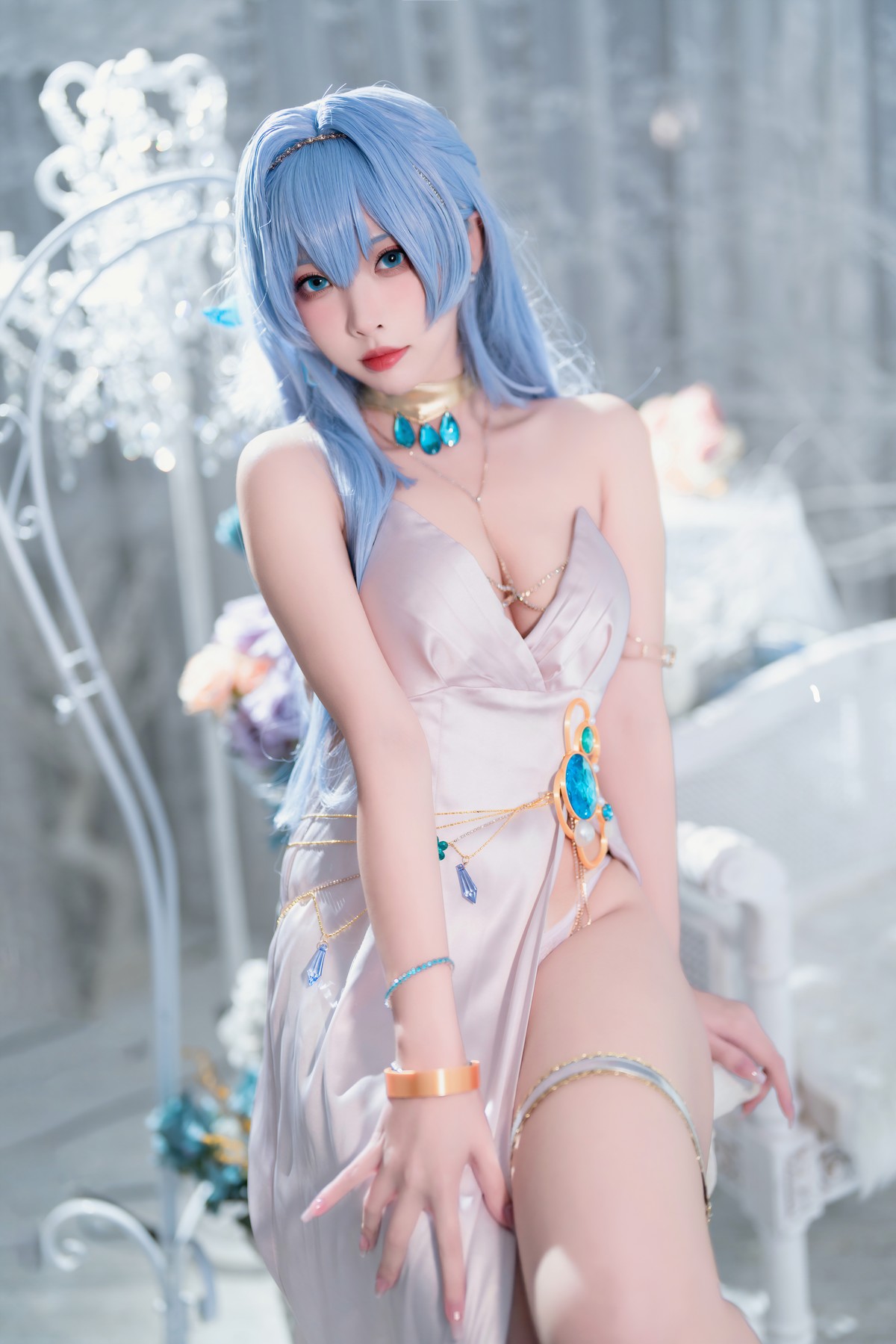 Cosplay 宮本桜 Nikke胜利女神 海伦娜礼服