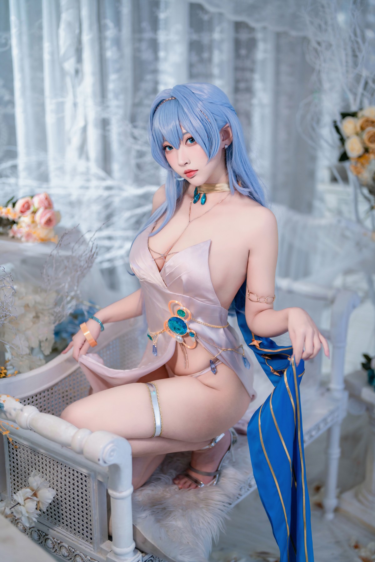 Cosplay 宮本桜 Nikke胜利女神 海伦娜礼服