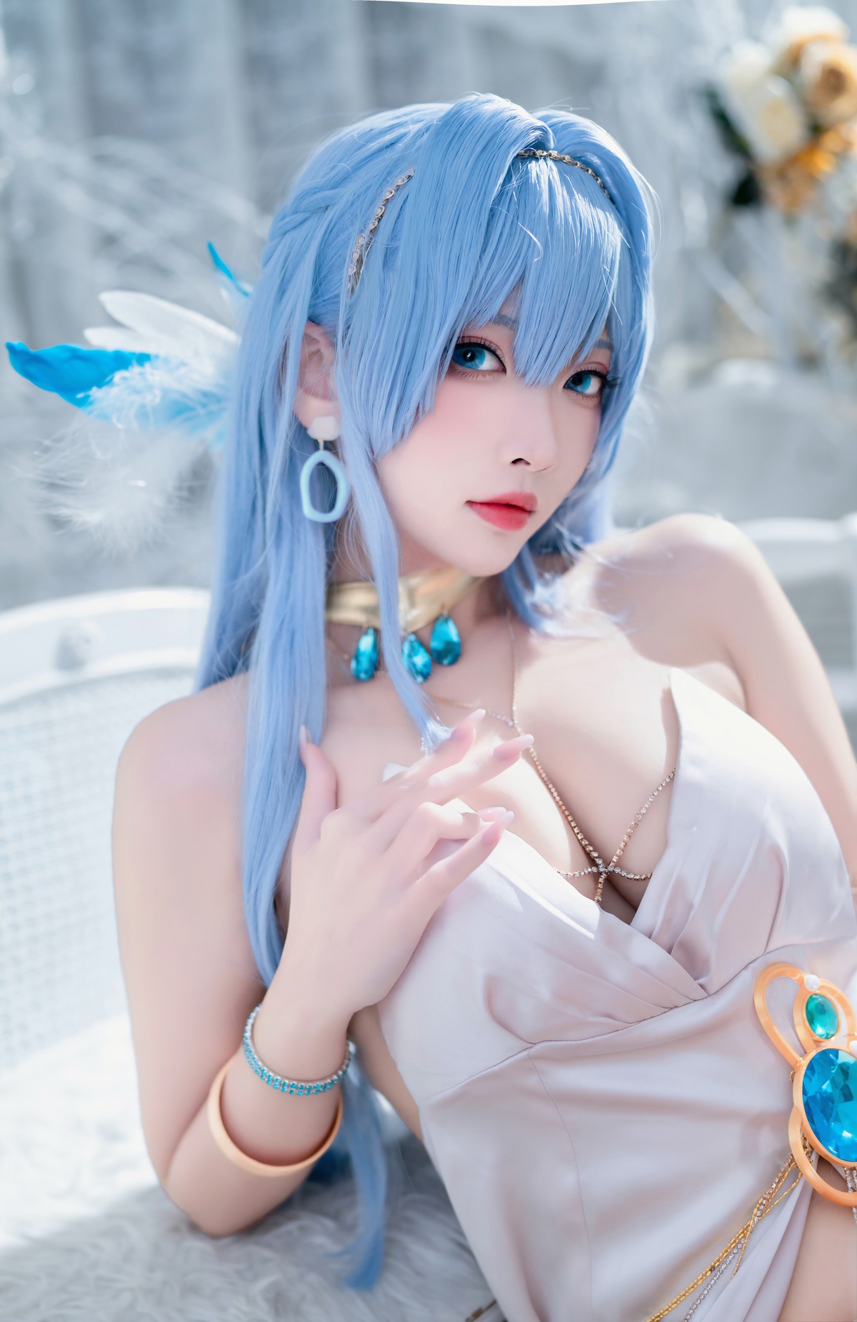 Cosplay 宮本桜 Nikke胜利女神 海伦娜礼服