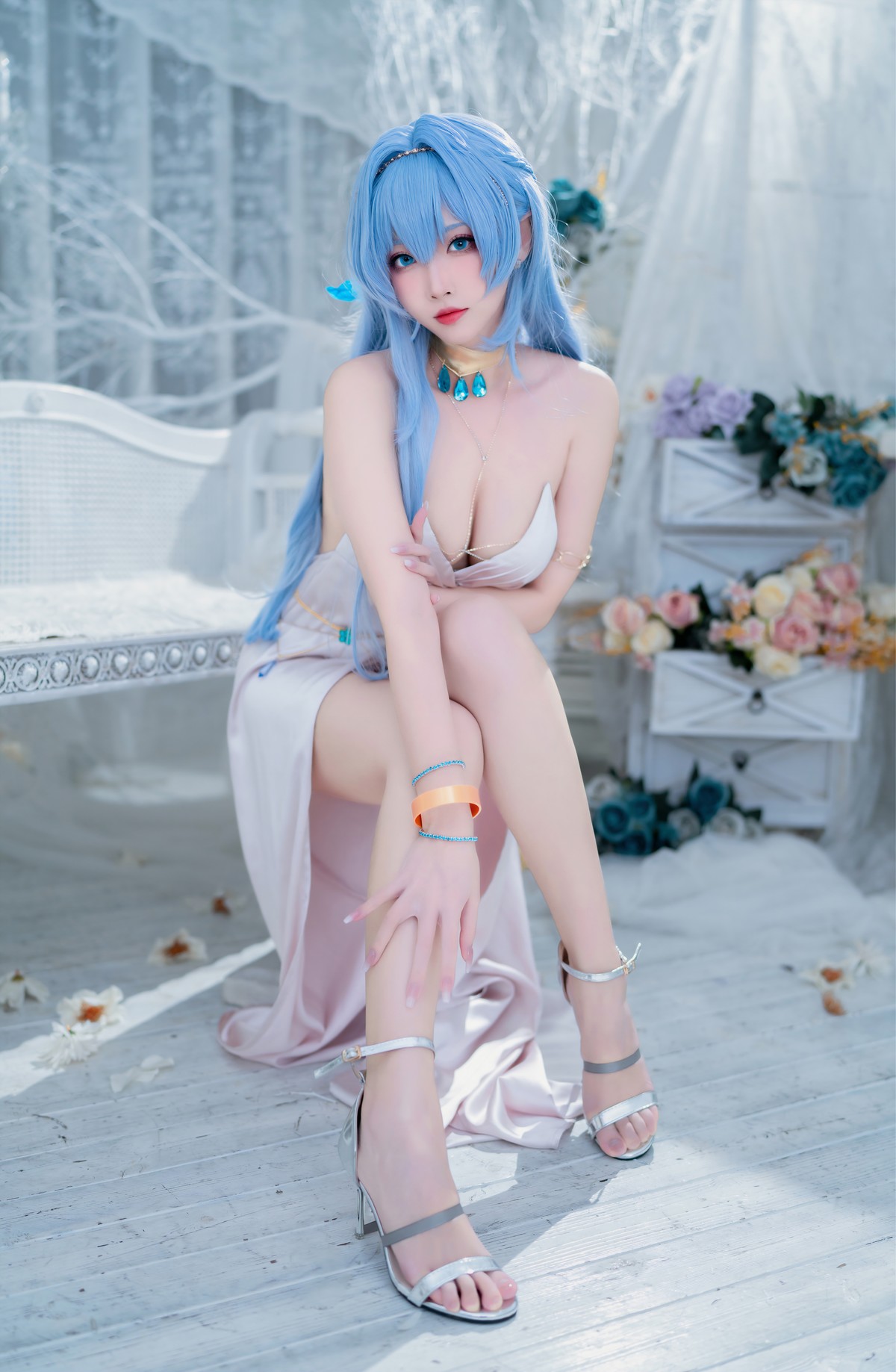 Cosplay 宮本桜 Nikke胜利女神 海伦娜礼服