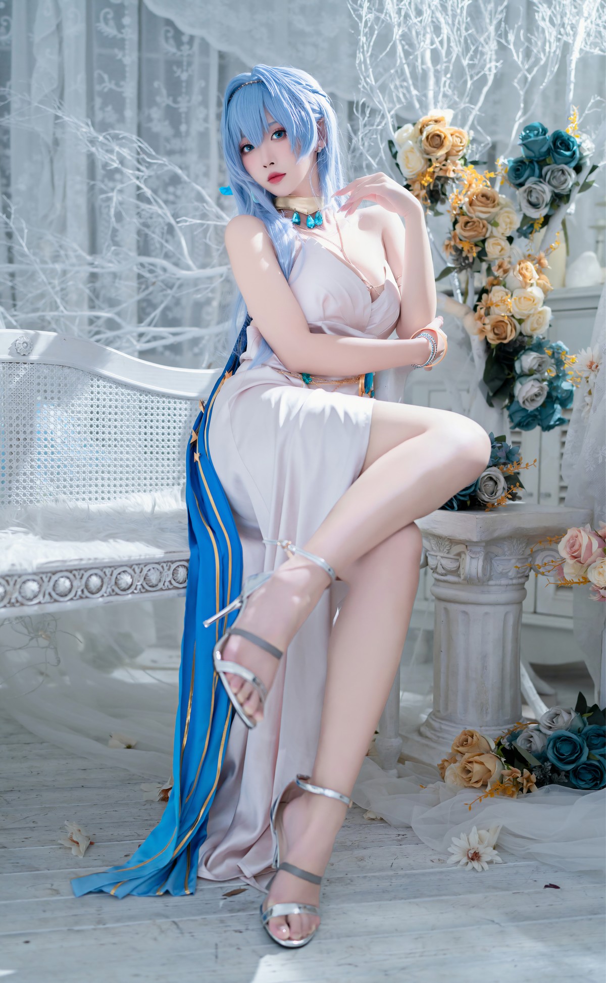 Cosplay 宮本桜 Nikke胜利女神 海伦娜礼服