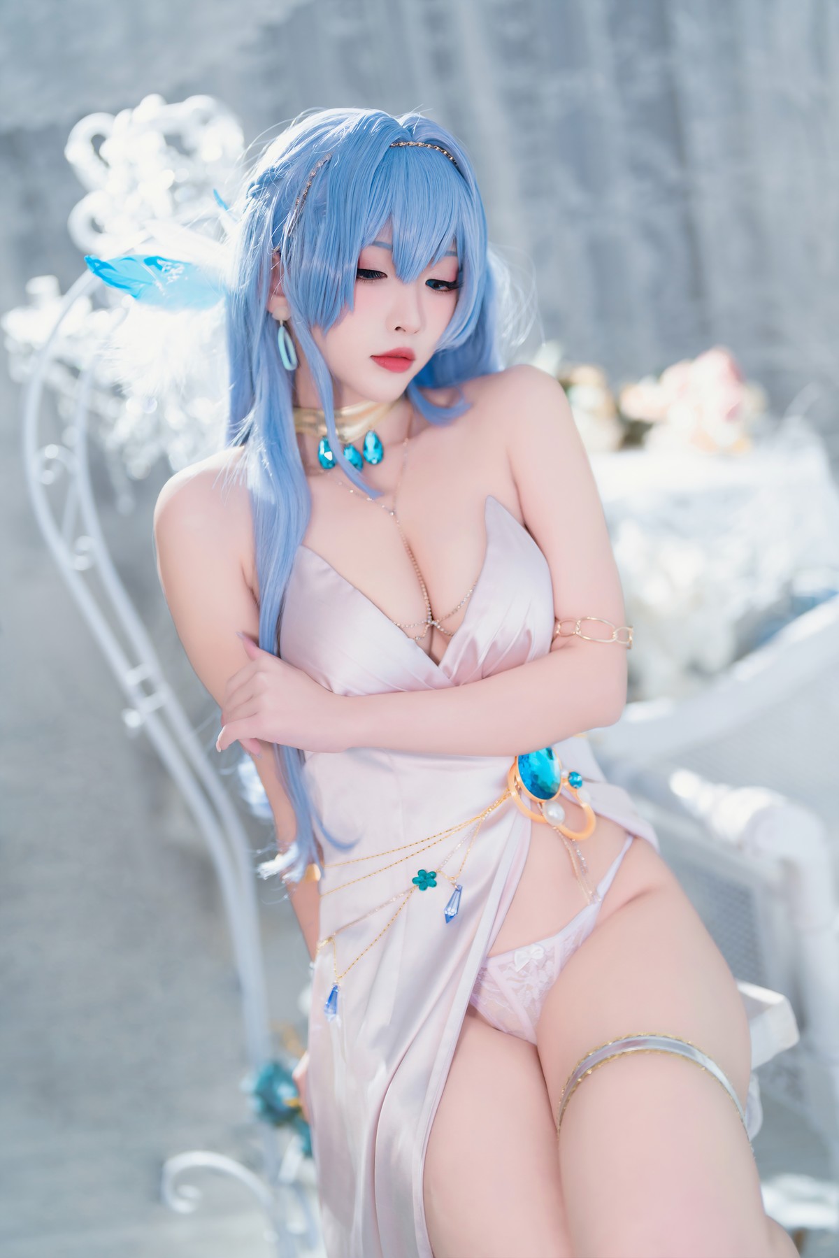 Cosplay 宮本桜 Nikke胜利女神 海伦娜礼服