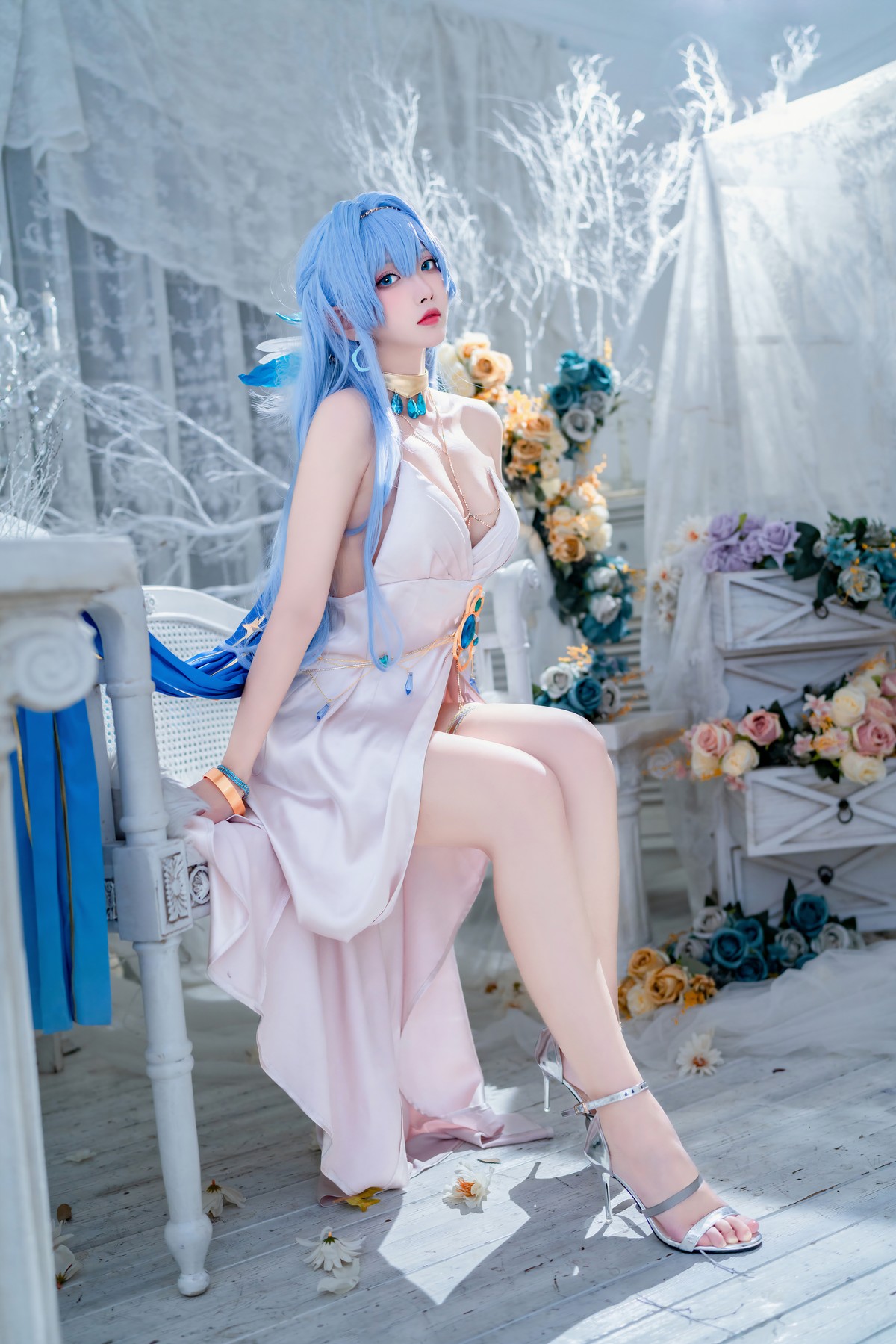 Cosplay 宮本桜 Nikke胜利女神 海伦娜礼服