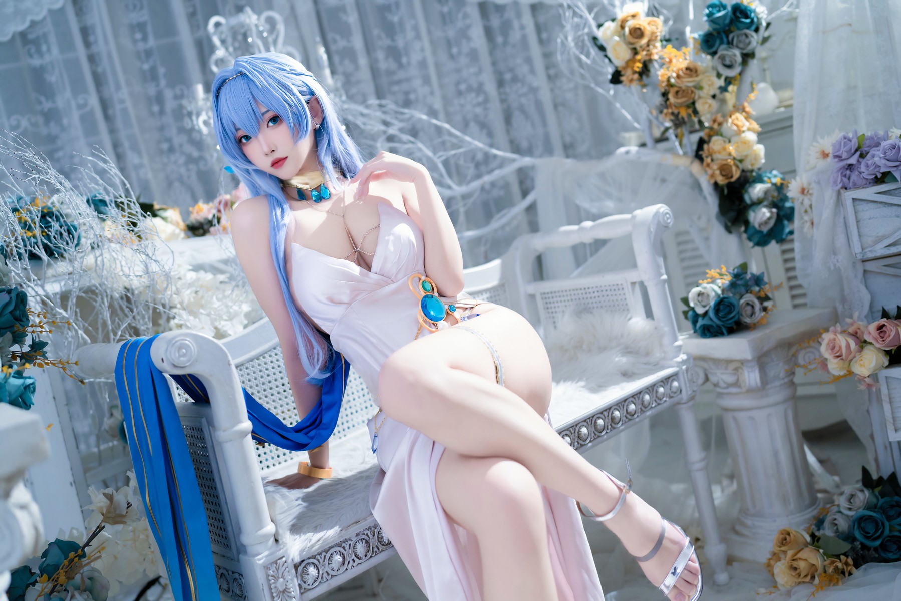 Cosplay 宮本桜 Nikke胜利女神 海伦娜礼服