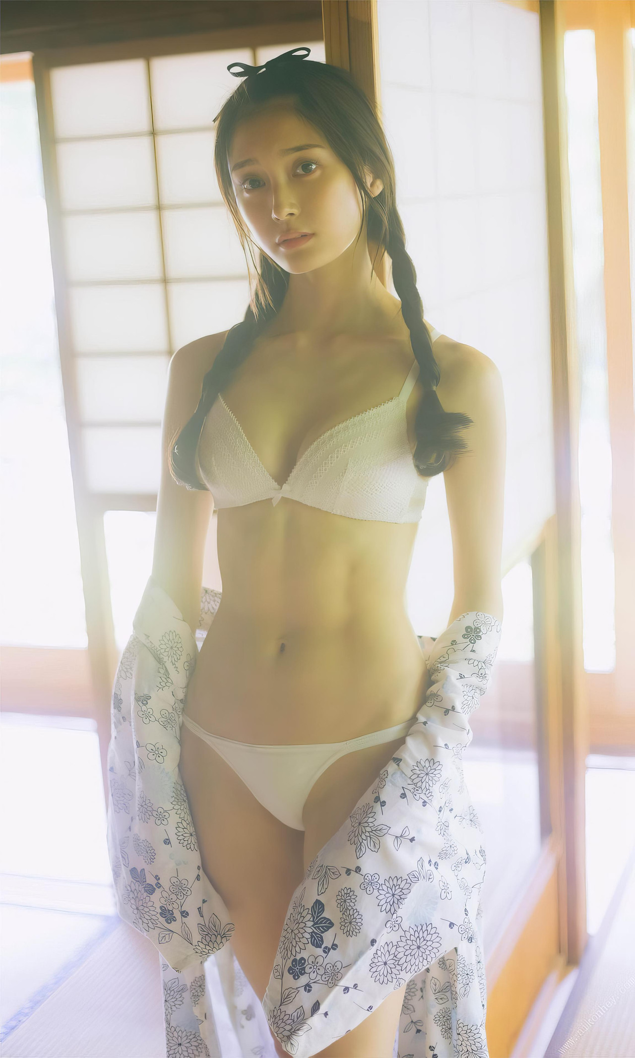 Rina Koyama 小山璃奈, 周プレ Photo Book 「红い花」 Set.01
