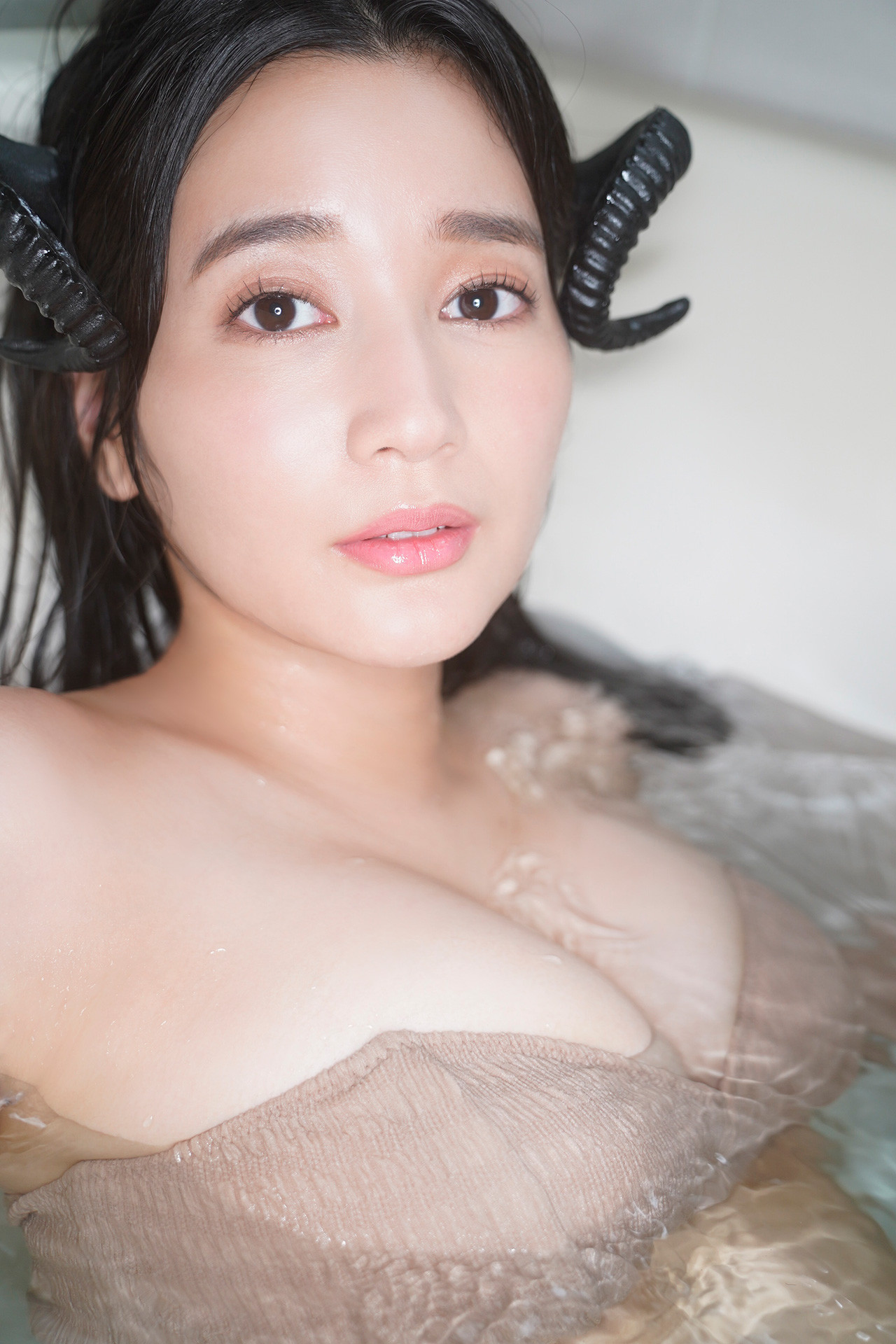 Arisa Deguchi 出口亜梨沙, 写真集 サンプル版 ある日、サキュバスが住みついた。