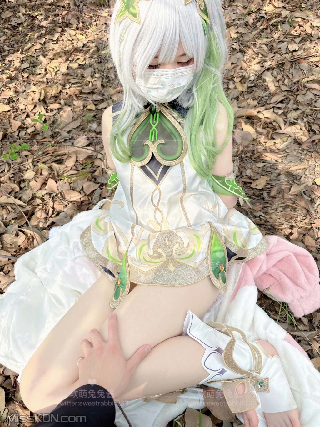 Coser@软萌兔兔酱_ COS草神纳西妲，水晶棒玩弄娇嫩菊花小骚穴，水嫩一线天白虎嫩B