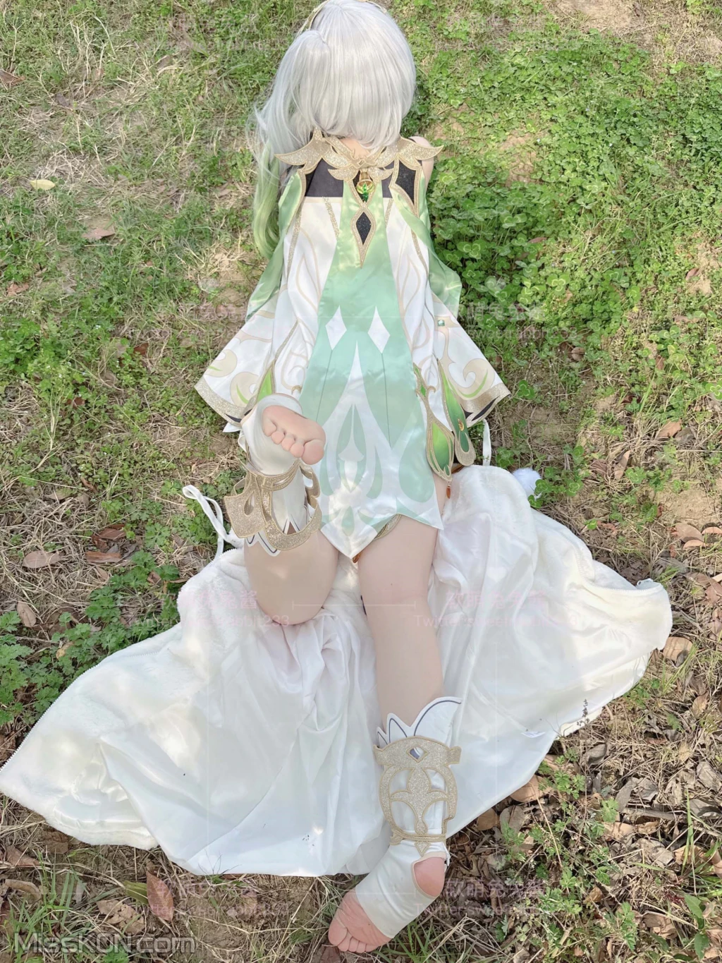 Coser@软萌兔兔酱_ COS草神纳西妲，水晶棒玩弄娇嫩菊花小骚穴，水嫩一线天白虎嫩B