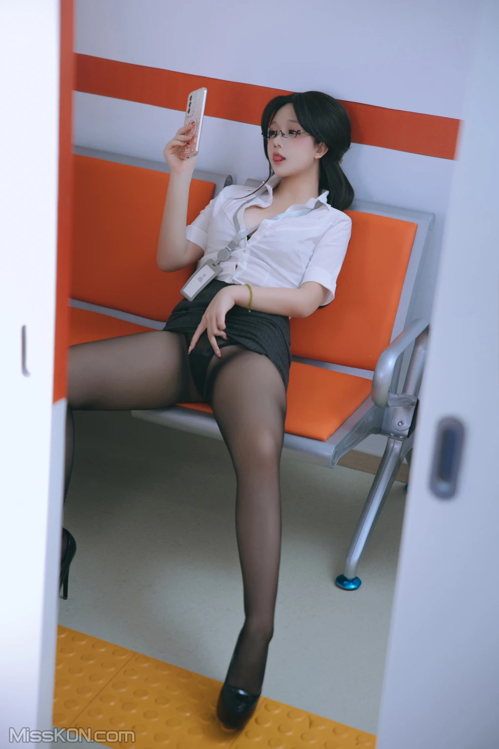 Coser@日奈娇_ 地铁OL