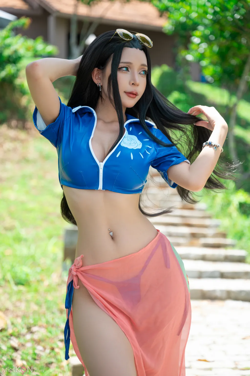 Coser@UmekoJ_ Nico Robin