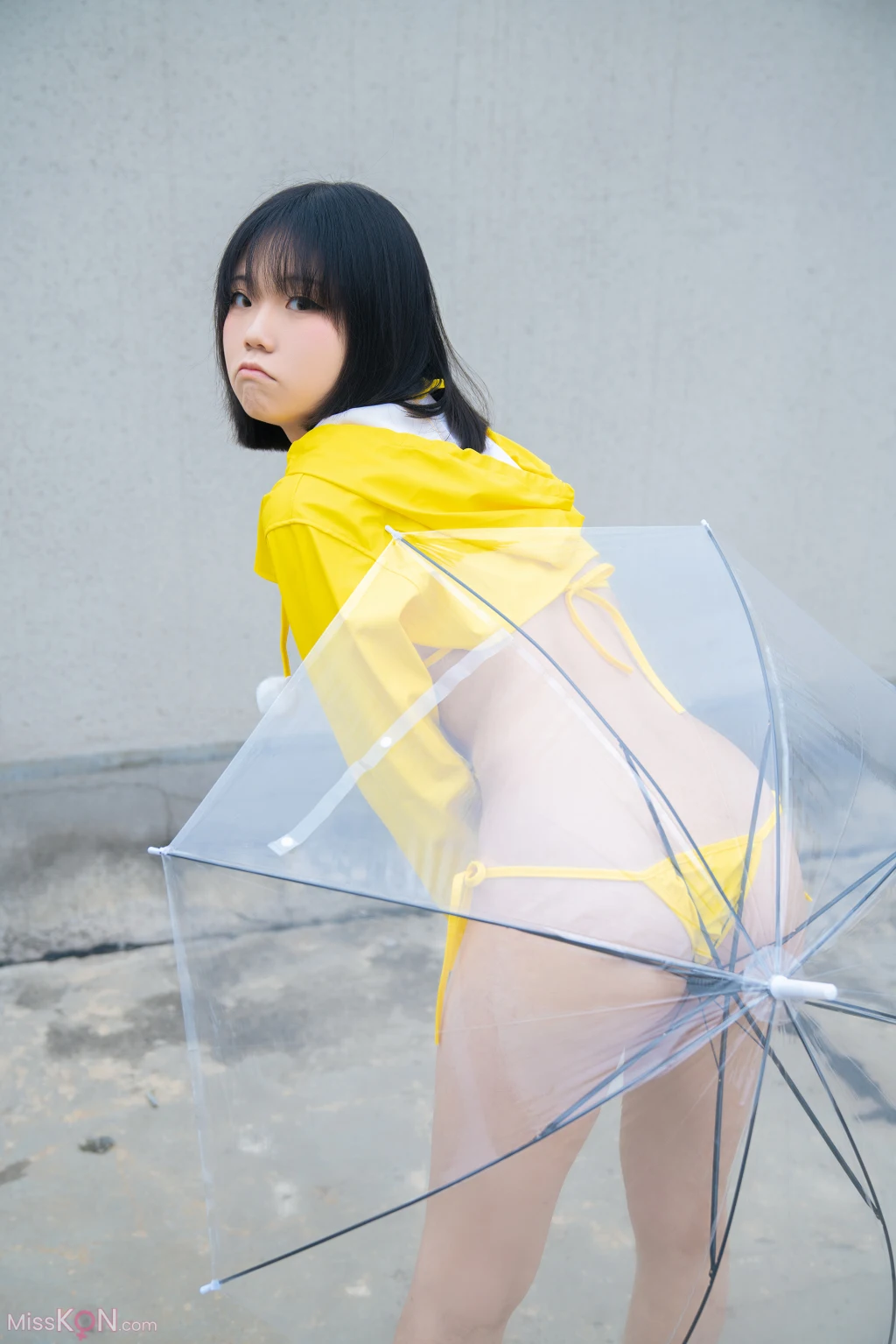 Coser@一只小栗奈_ 天台小雨衣