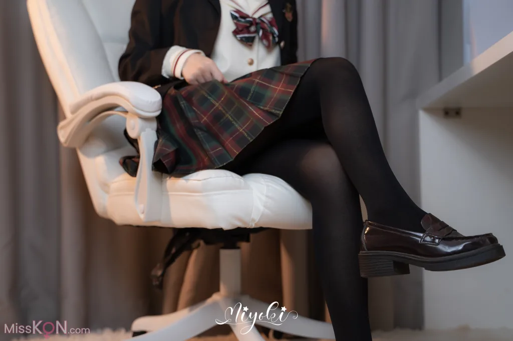 Coser@铃木美咲 (Misaki Suzuki)_ 现役JK的美脚连裤袜