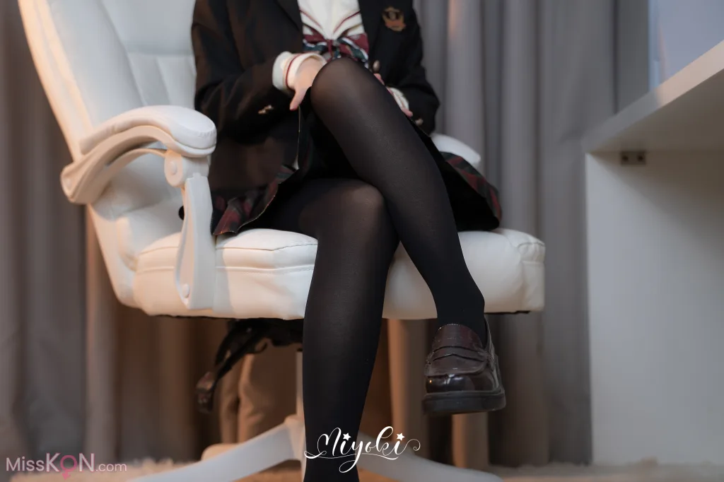 Coser@铃木美咲 (Misaki Suzuki)_ 现役JK的美脚连裤袜