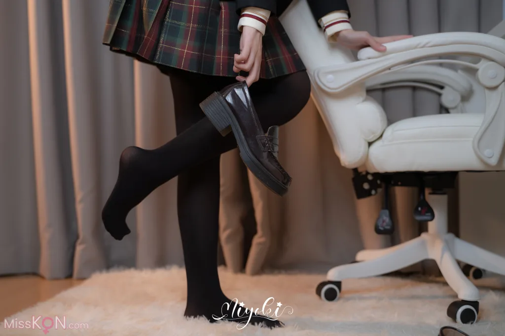 Coser@铃木美咲 (Misaki Suzuki)_ 现役JK的美脚连裤袜