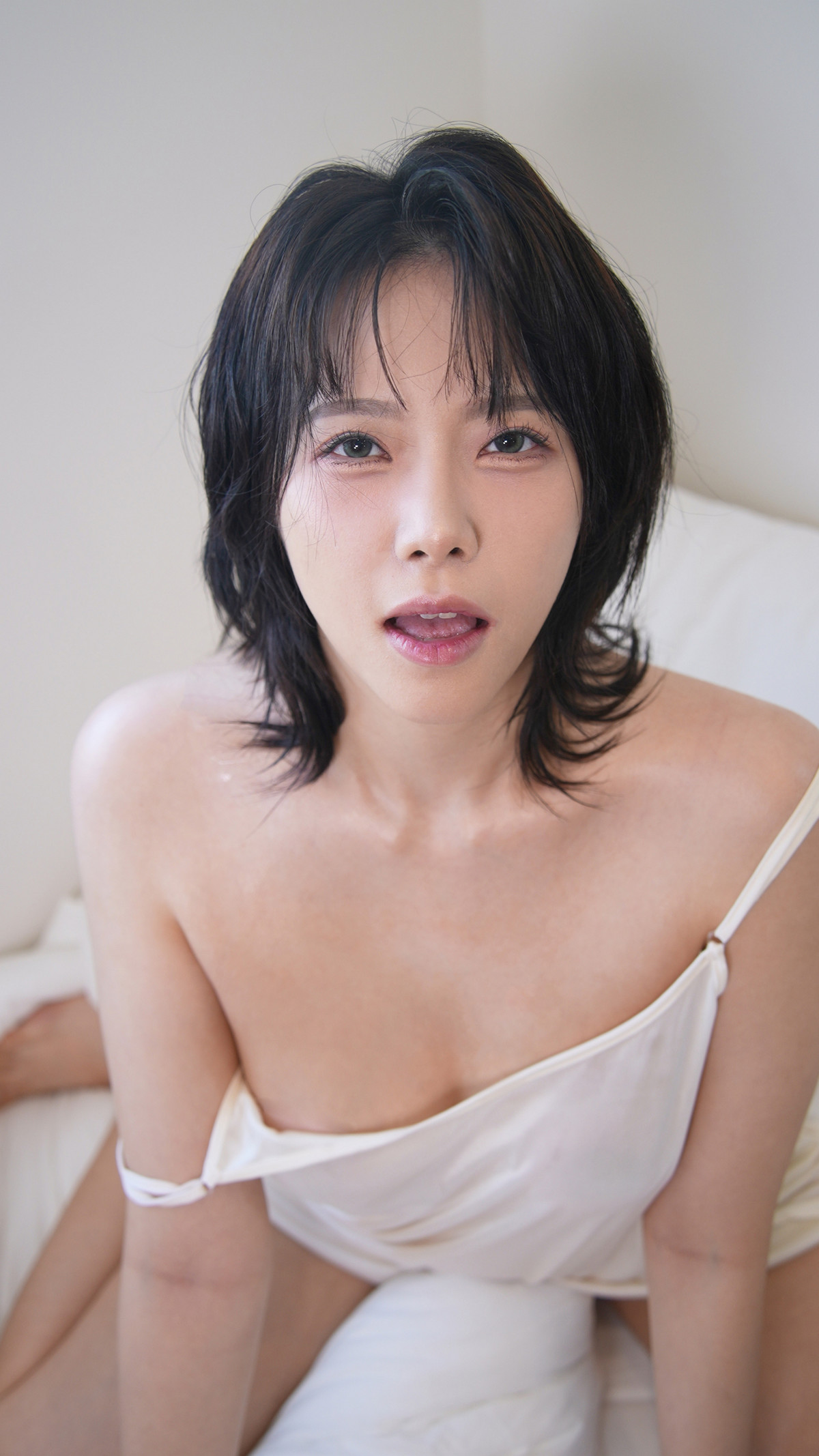 Haeppoyan 해뽀얀, PhotoBook ‘Girlfriend On The Bed’ Set.01