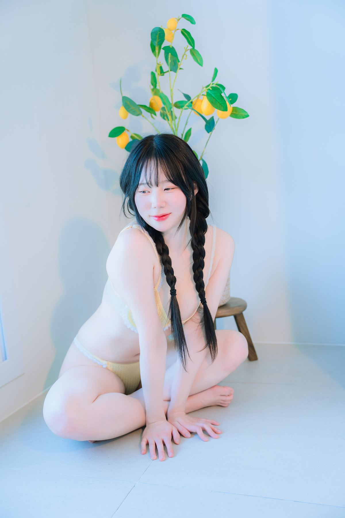 Myua 뮤아, Photobook ‘Lemon’