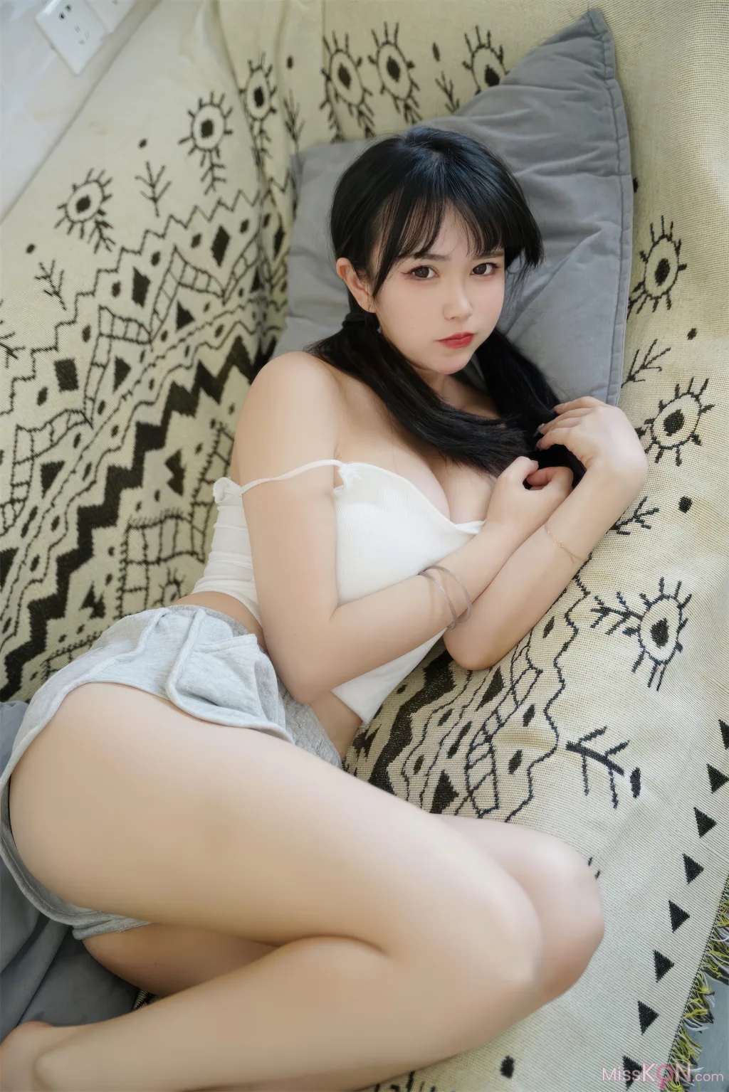 Coser@Tina很妖孽呀_ 白色纯欲吊带