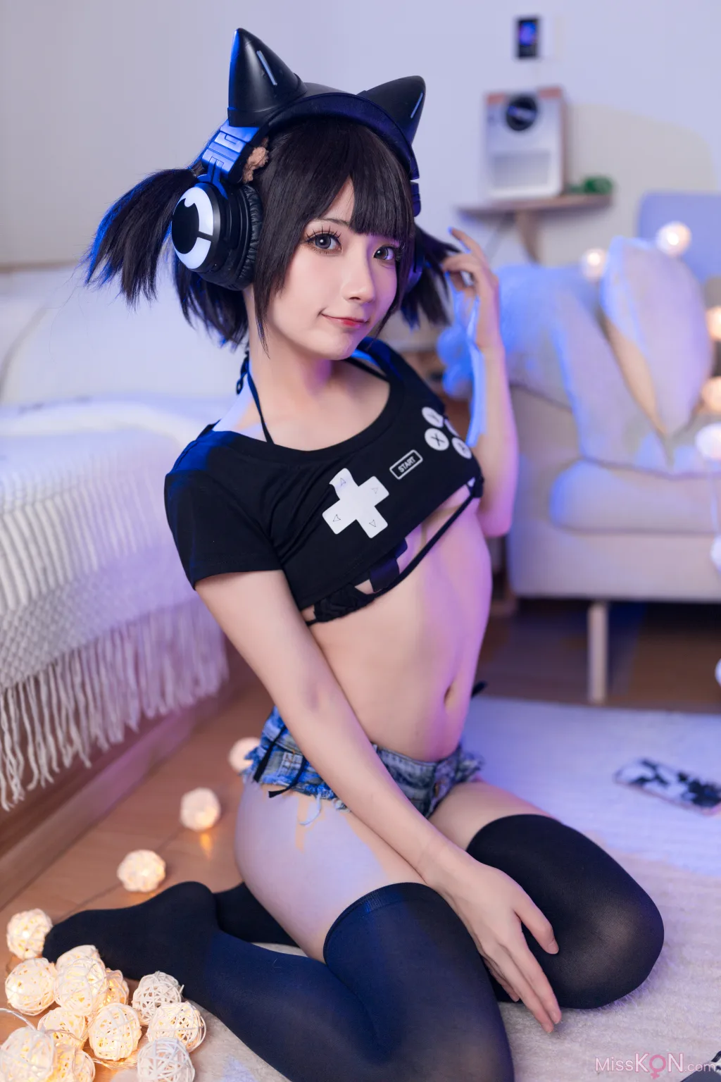 Coser@是三不是世w_ 偷玩游戏机的少女