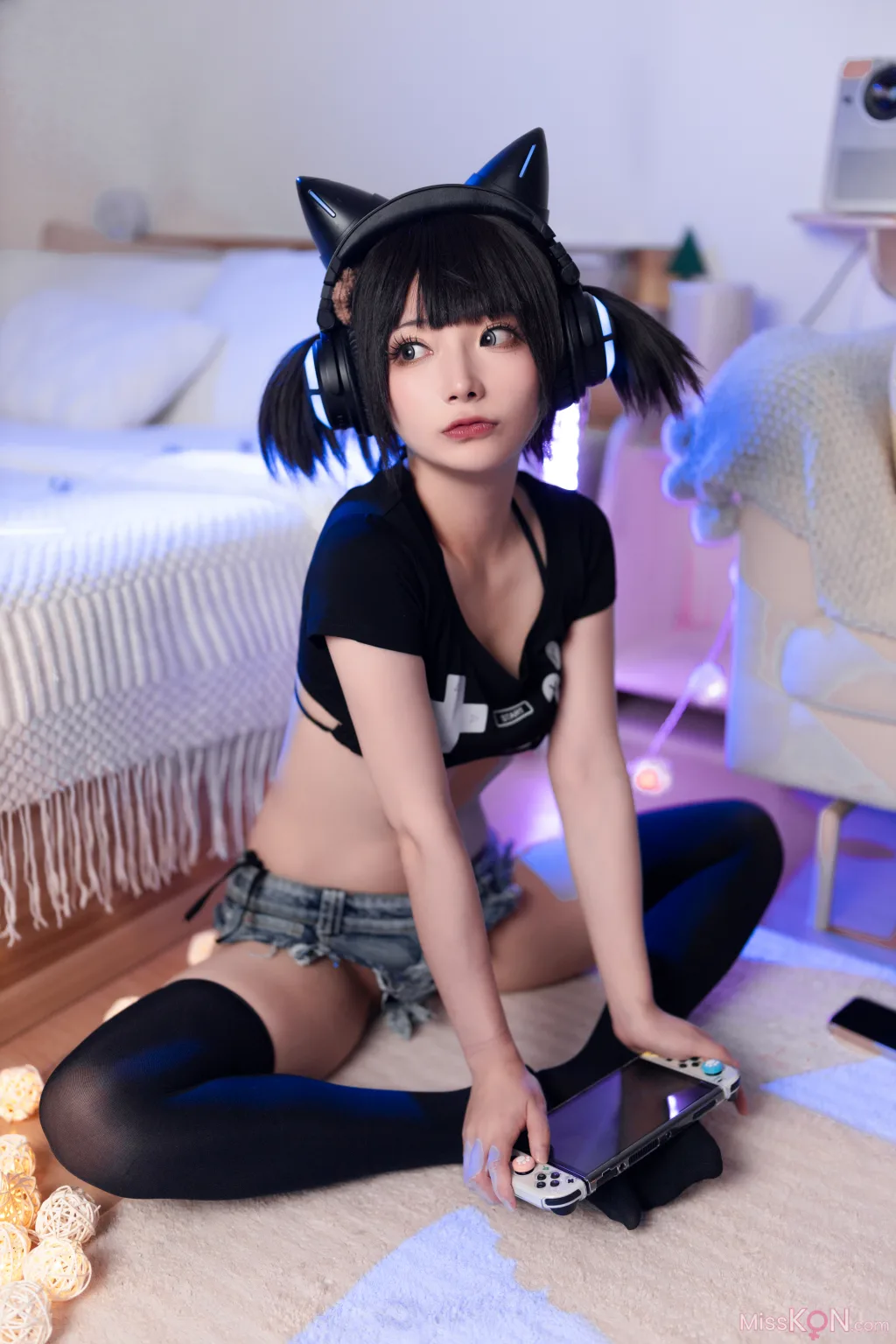 Coser@是三不是世w_ 偷玩游戏机的少女