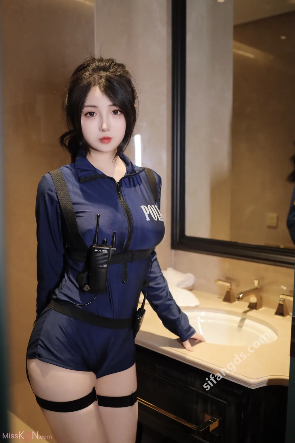 [XR Uncensored] Chen Xiaohua (陈小花)_ 秀人网模特 Cos女警制服 极品诱惑