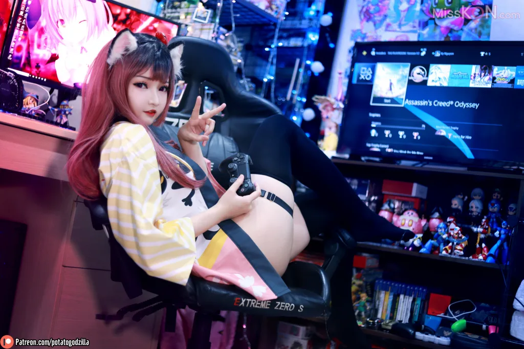 Coser@Potato Godzilla_ Weeb Girl